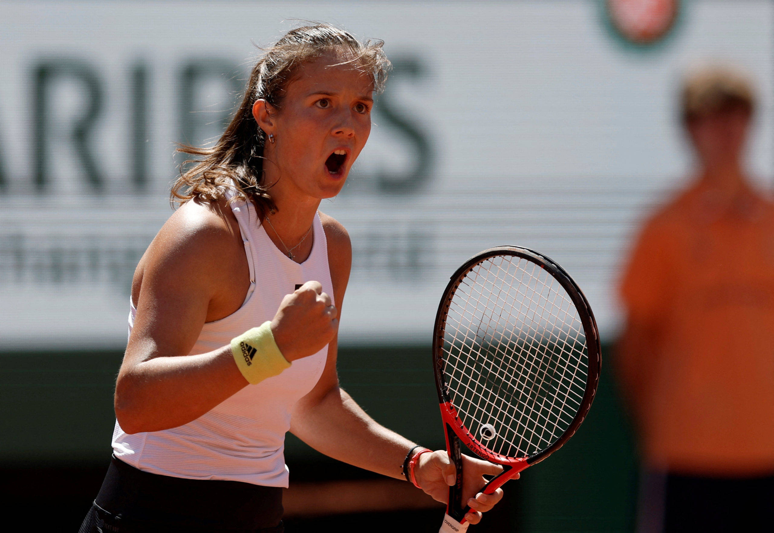 Daria Kasatkina, clay court, racket, 2K Desktop Wallpaper