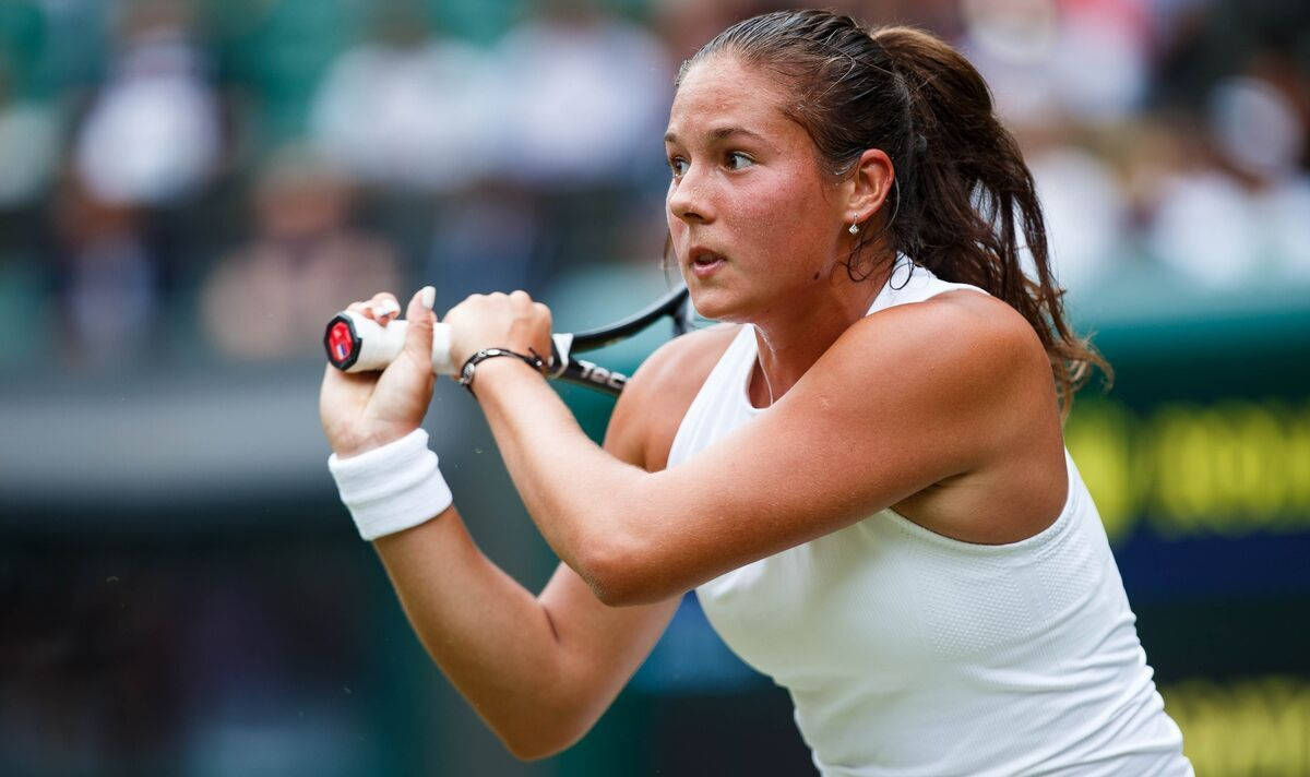 Daria Kasatkina, white gear, racket, SD Desktop Wallpaper