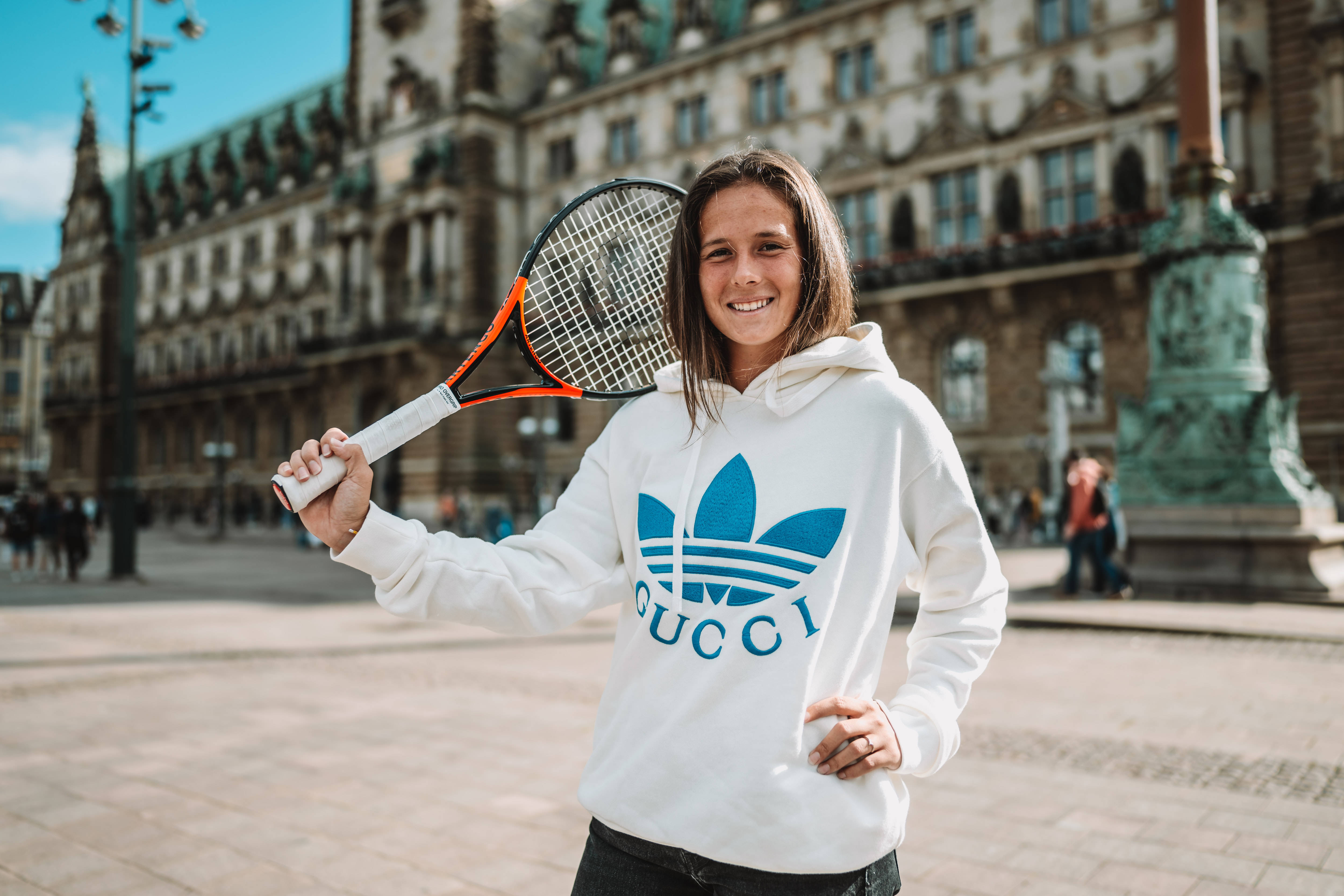 Daria Kasatkina, white Gucci hoodie, tennis racket, 4K Desktop Wallpaper