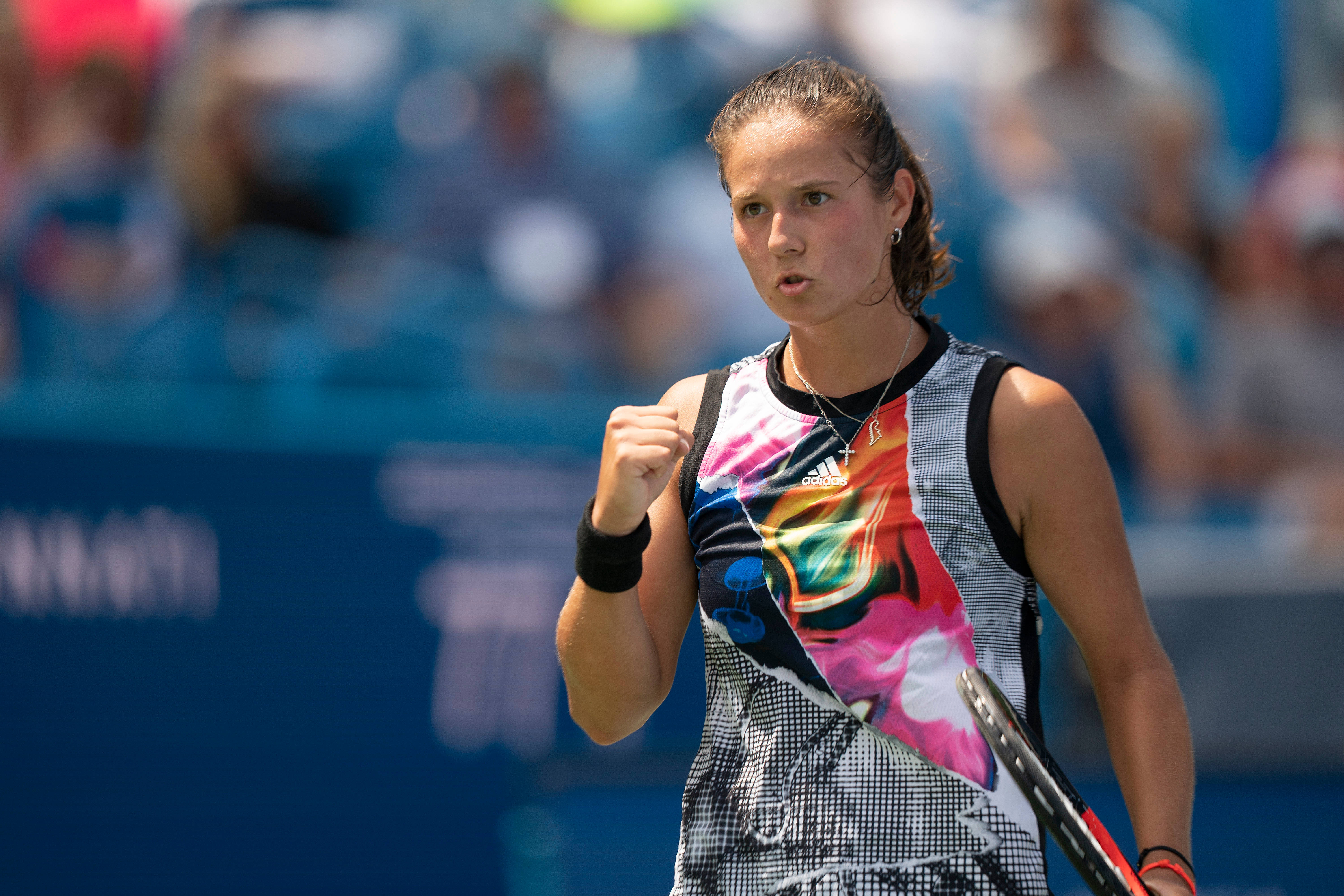 Daria Kasatkina, vibrant multicolored dress, sunlit court, 5K Desktop Wallpaper