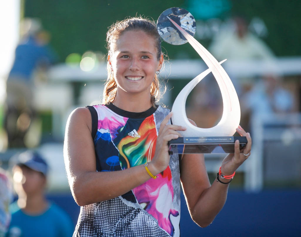 Daria Kasatkina, sleek white trophy, globe on top, SD Desktop Wallpaper