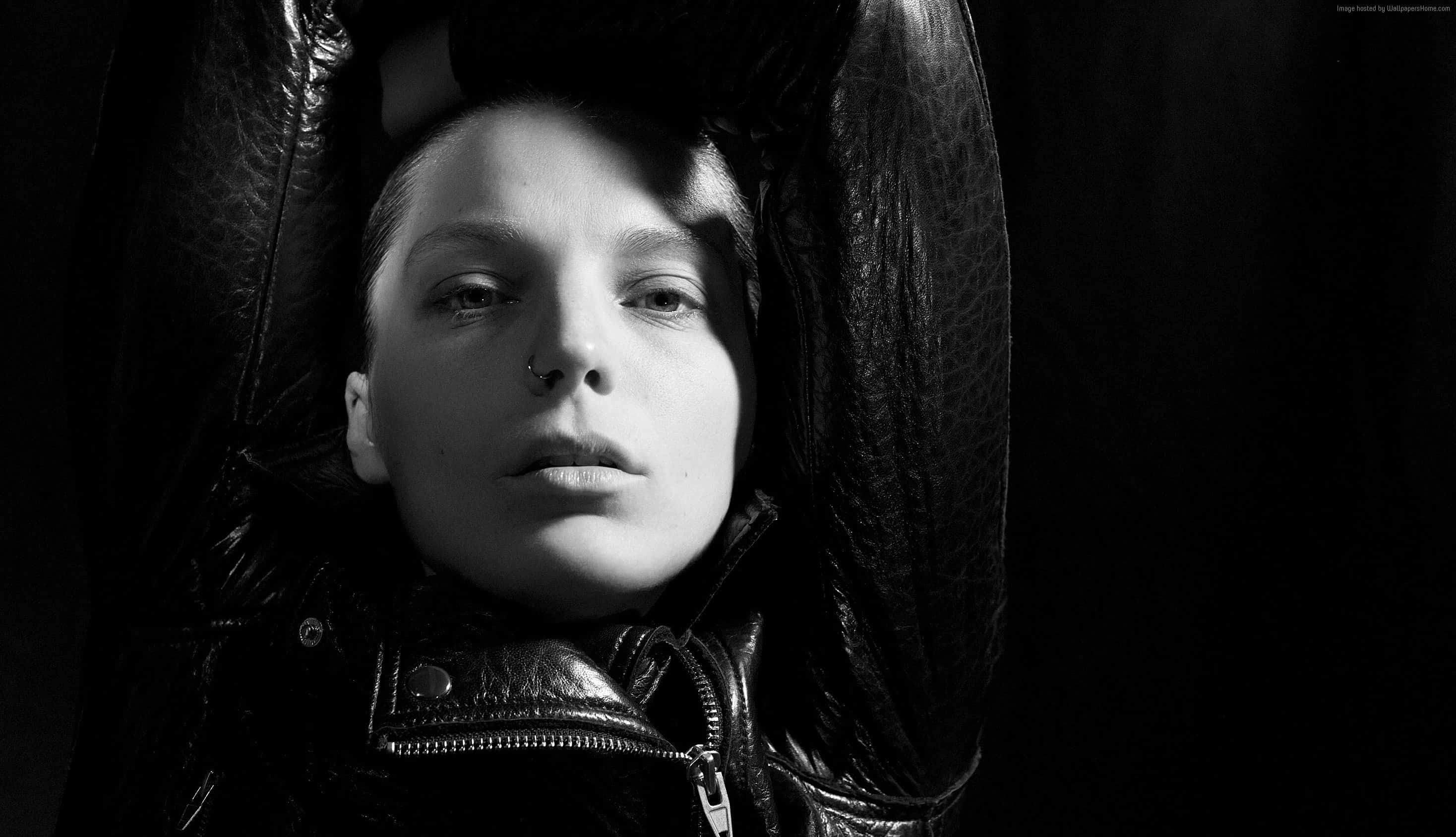 Daria Werbowy, monochrome photography, leather jacket, 2K Desktop Wallpaper