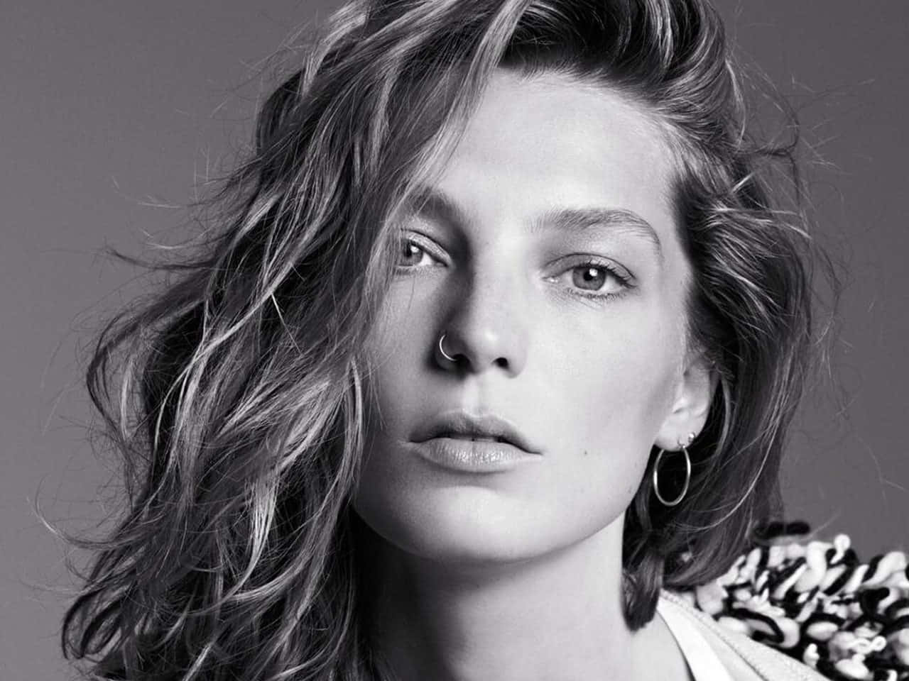 Daria Werbowy, black and white portrait, tousled hair, HD Desktop Wallpaper