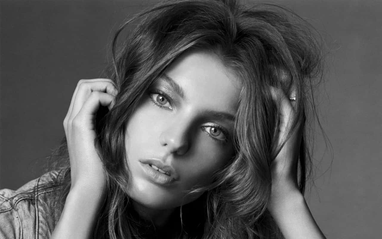 Daria Werbowy, black and white portrait, tousled hair, HD Desktop Wallpaper