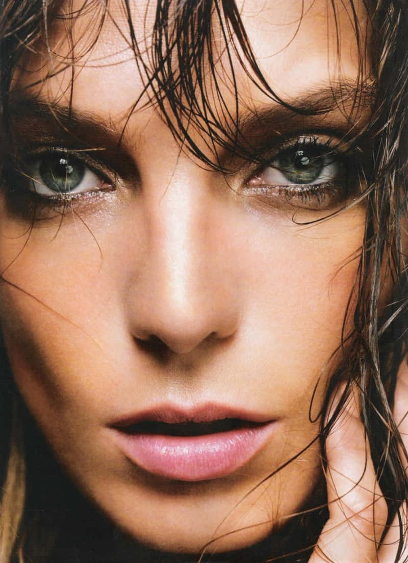 Daria Werbowy, wet hair, intense green eyes, SD Phone Wallpaper