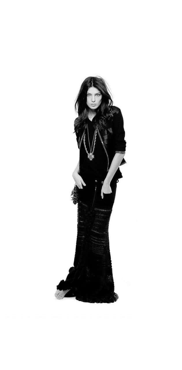 Daria Werbowy, black textured gown, layered necklaces, HD Phone Wallpaper