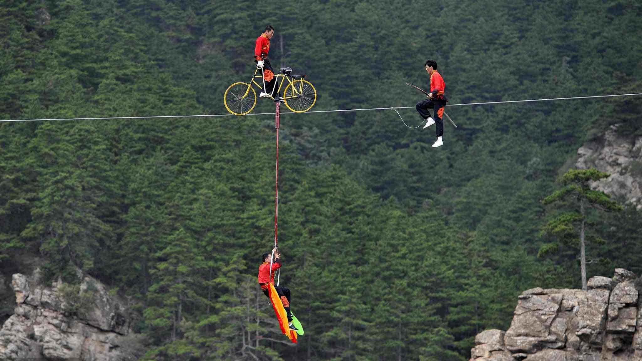 Daring, 2048 x 1152, high wire, Full HD Desktop Wallpaper
