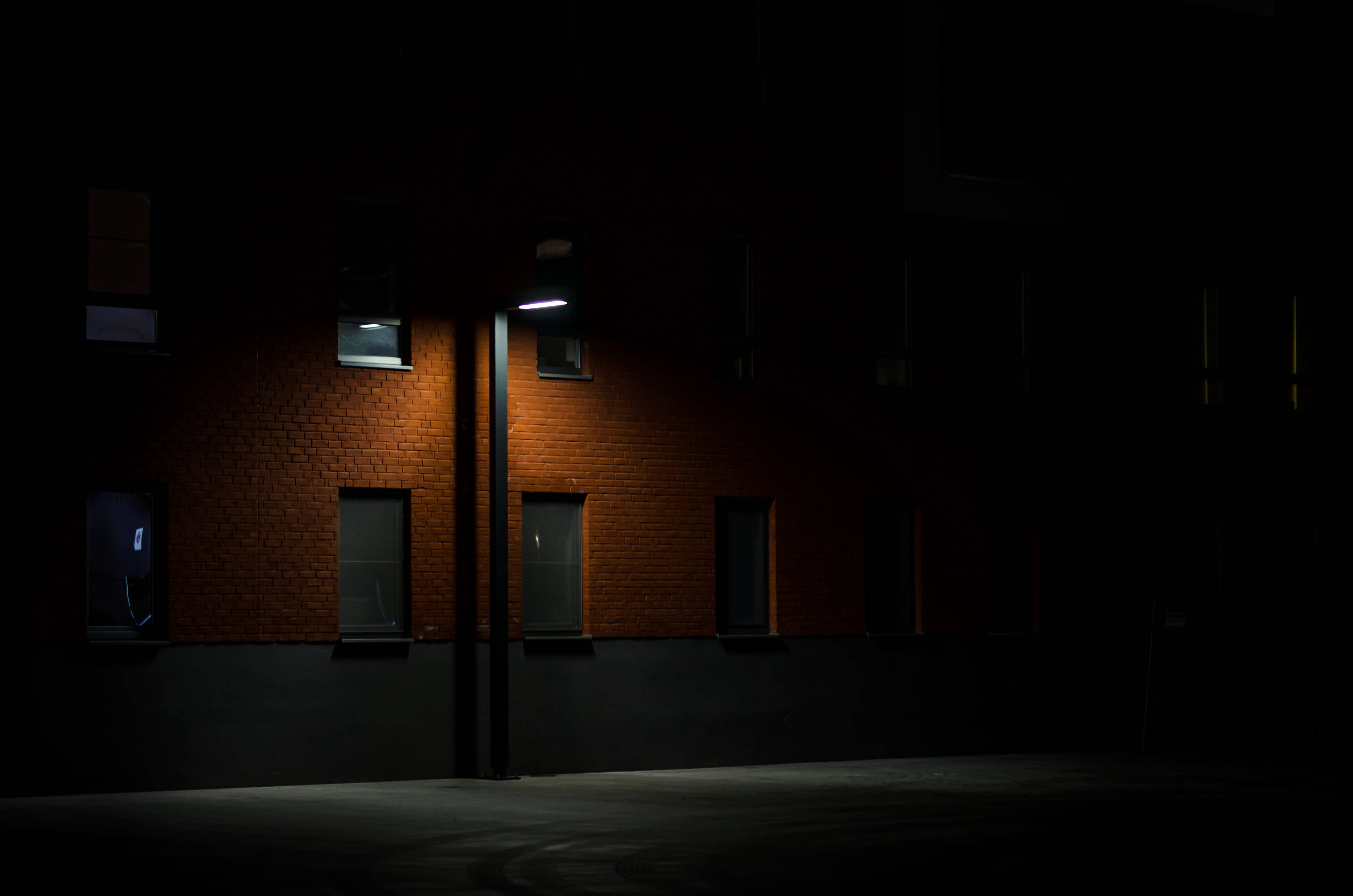 Modern Street Light, brick building facade, warm light, 4K Desktop Wallpaper