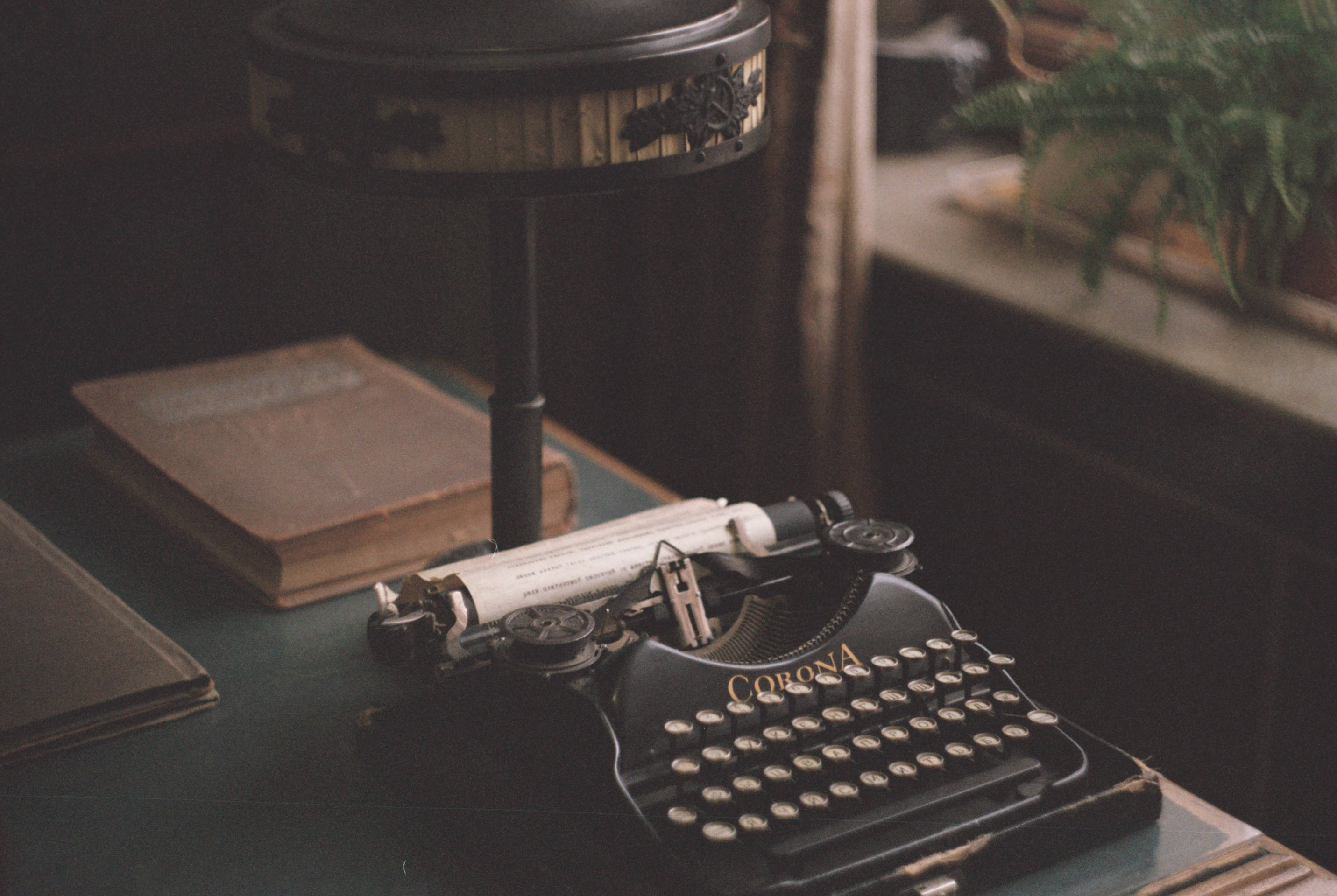 vintage Corona typewriter, wooden desk, old books, 2K Desktop Wallpaper