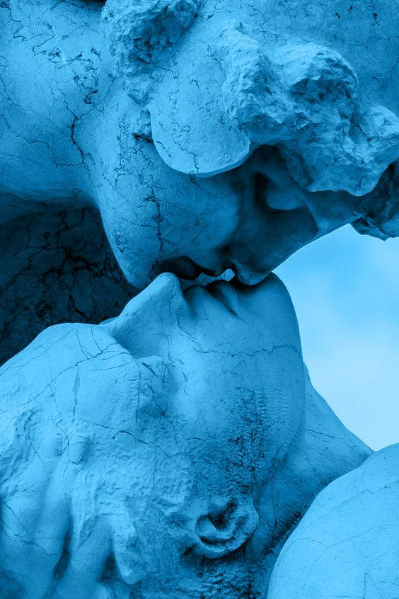 Dark Blue Aesthetic Tumblr, kissing statues, blue-toned stone sculpture, SD Phone Wallpaper