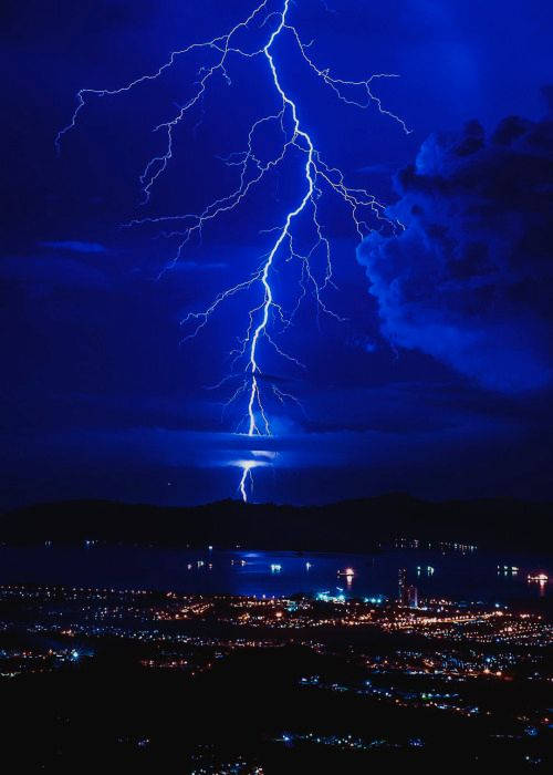 Dark Blue Aesthetic Tumblr, thunder lightning, blue lightning bolt, SD Phone Wallpaper