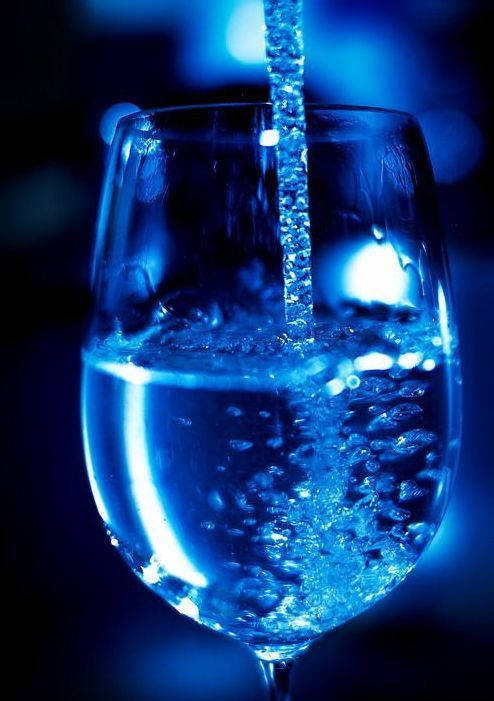 Dark Blue Aesthetic Tumblr, glass of water, sparkling water, SD Phone Wallpaper