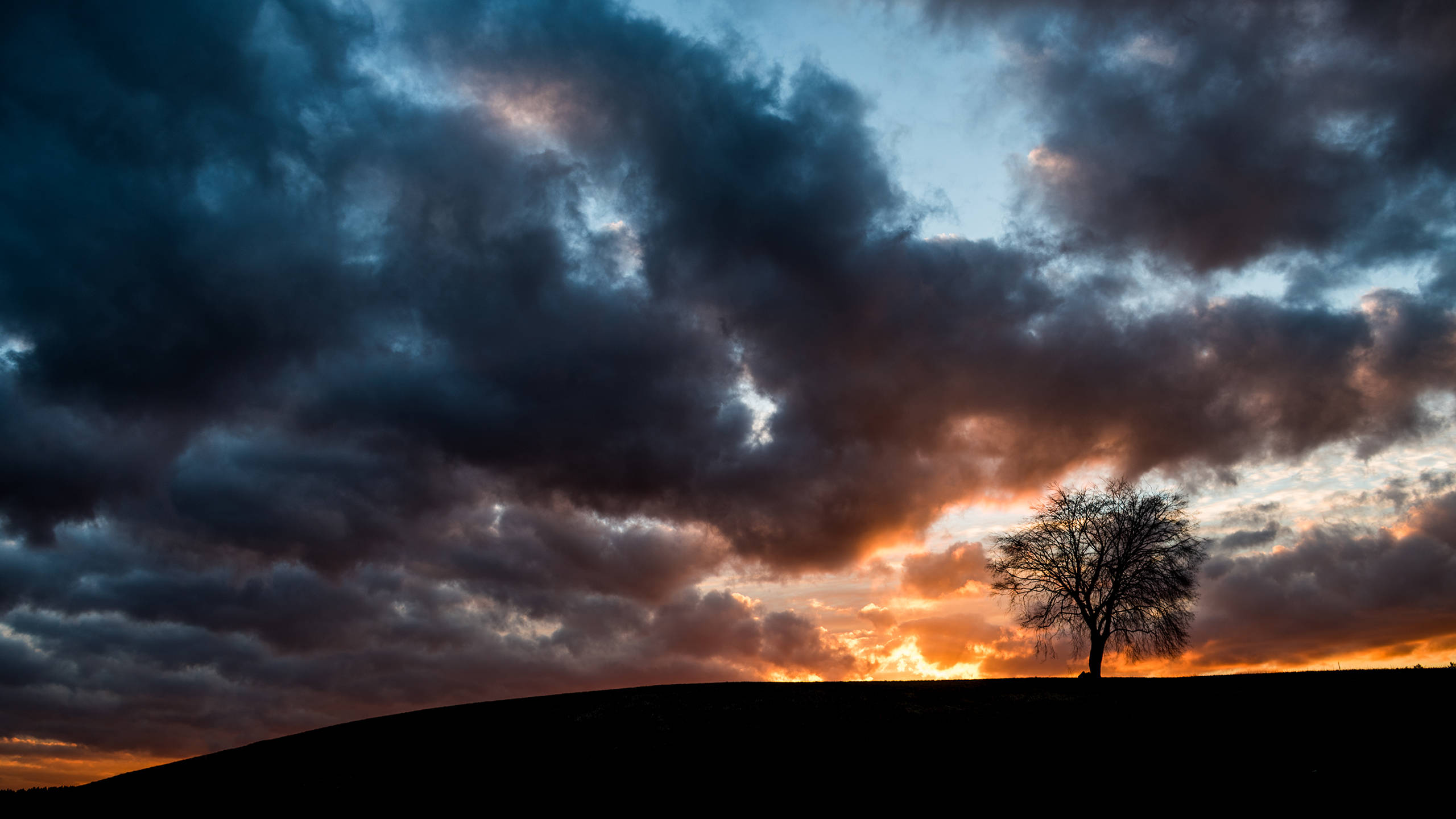 dark blue clouds, twilight sky, fiery orange, 2K Desktop Wallpaper