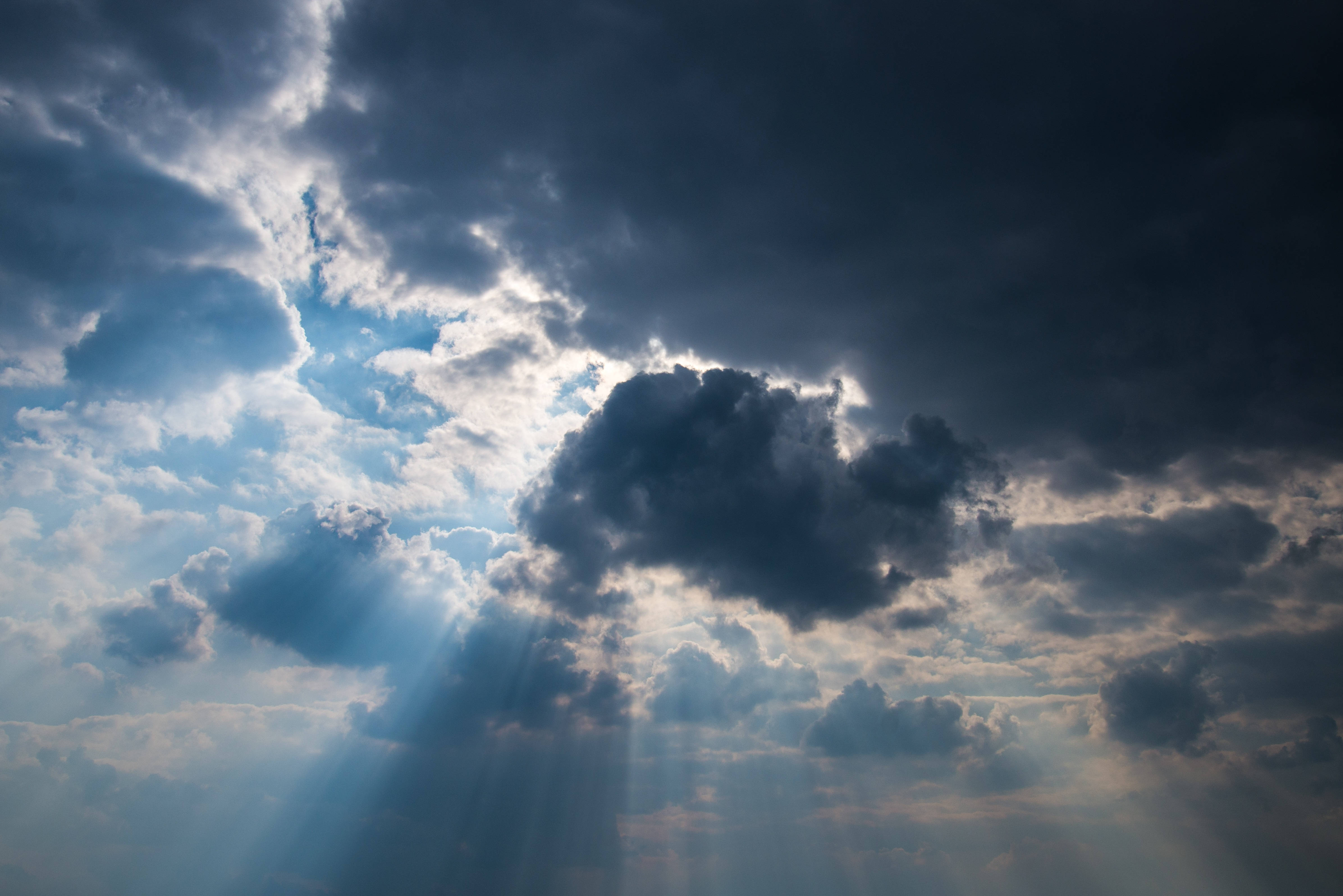 Dark Blue Clouds, sunbeams, dramatic sky, 4K Desktop Wallpaper