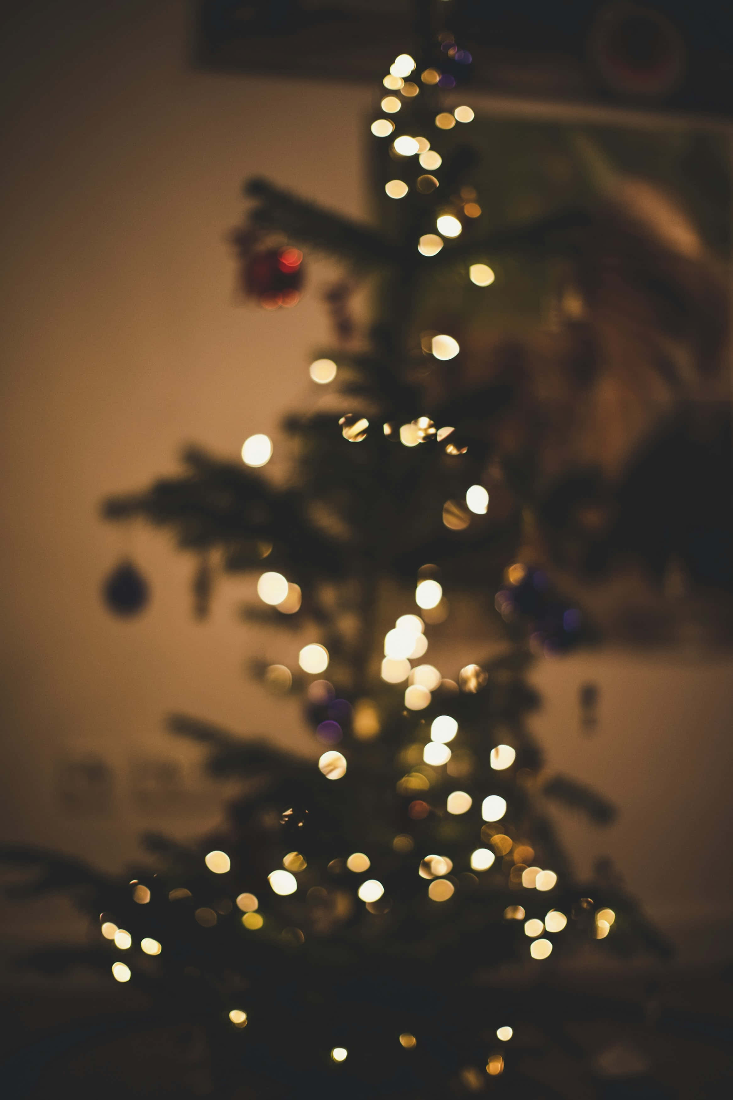 Christmas tree, twinkling warm lights, scattered ornaments, 2K Phone Wallpaper