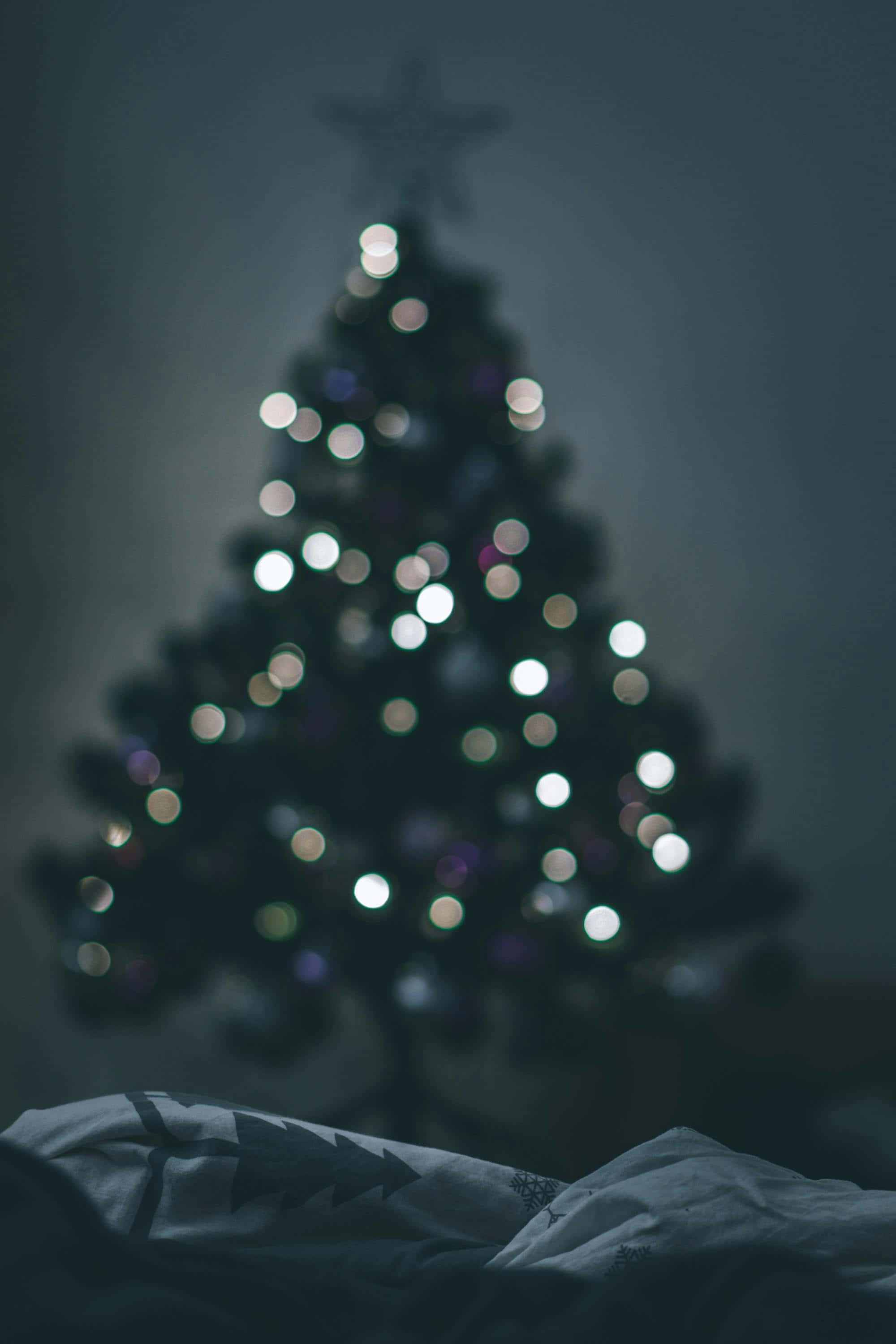 Dark Christmas Tree Bokeh, twinkling lights, star, 2K Phone Wallpaper