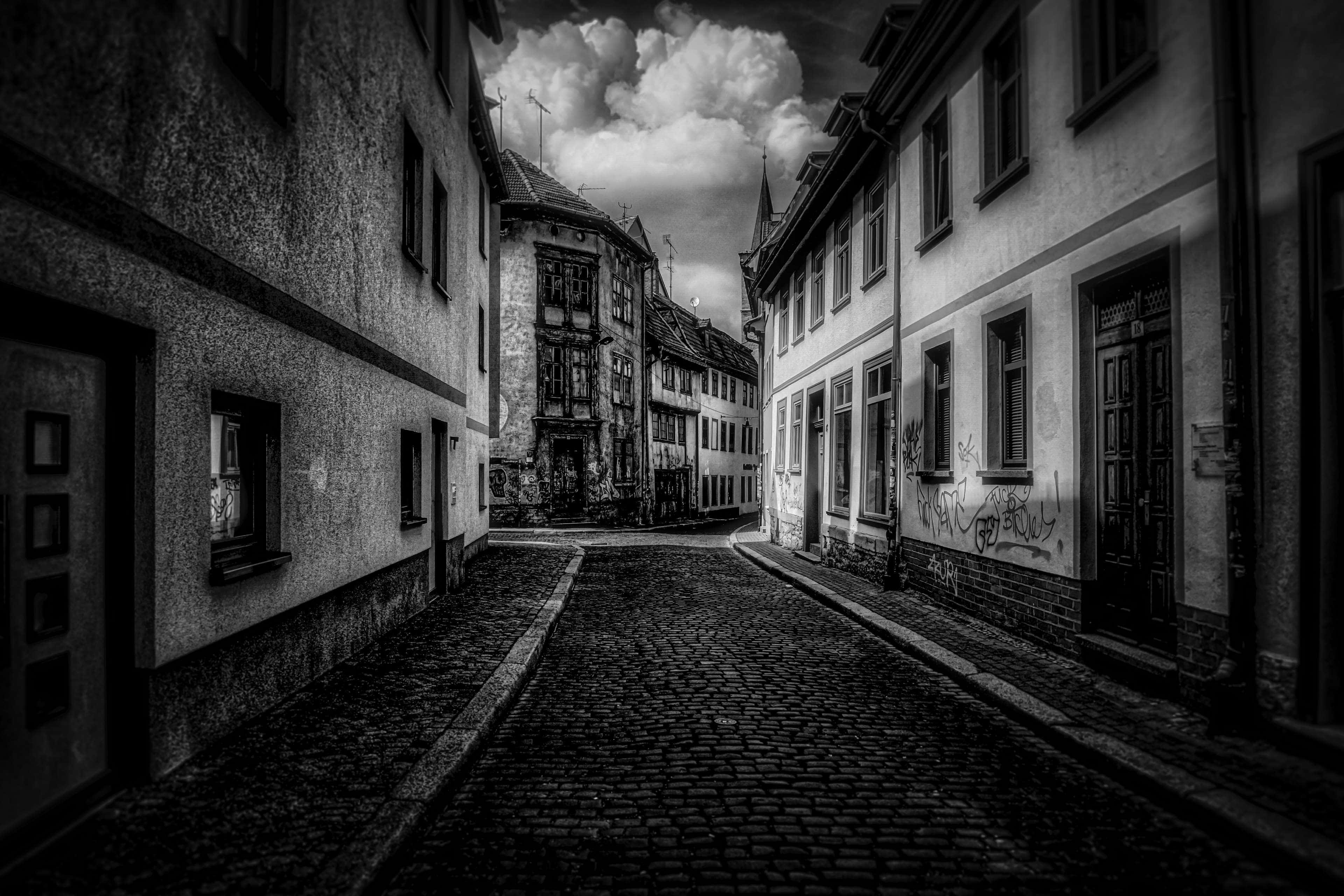 dark alleyway, narrow cobblestone alley, old European buildings, 4K Desktop Wallpaper
