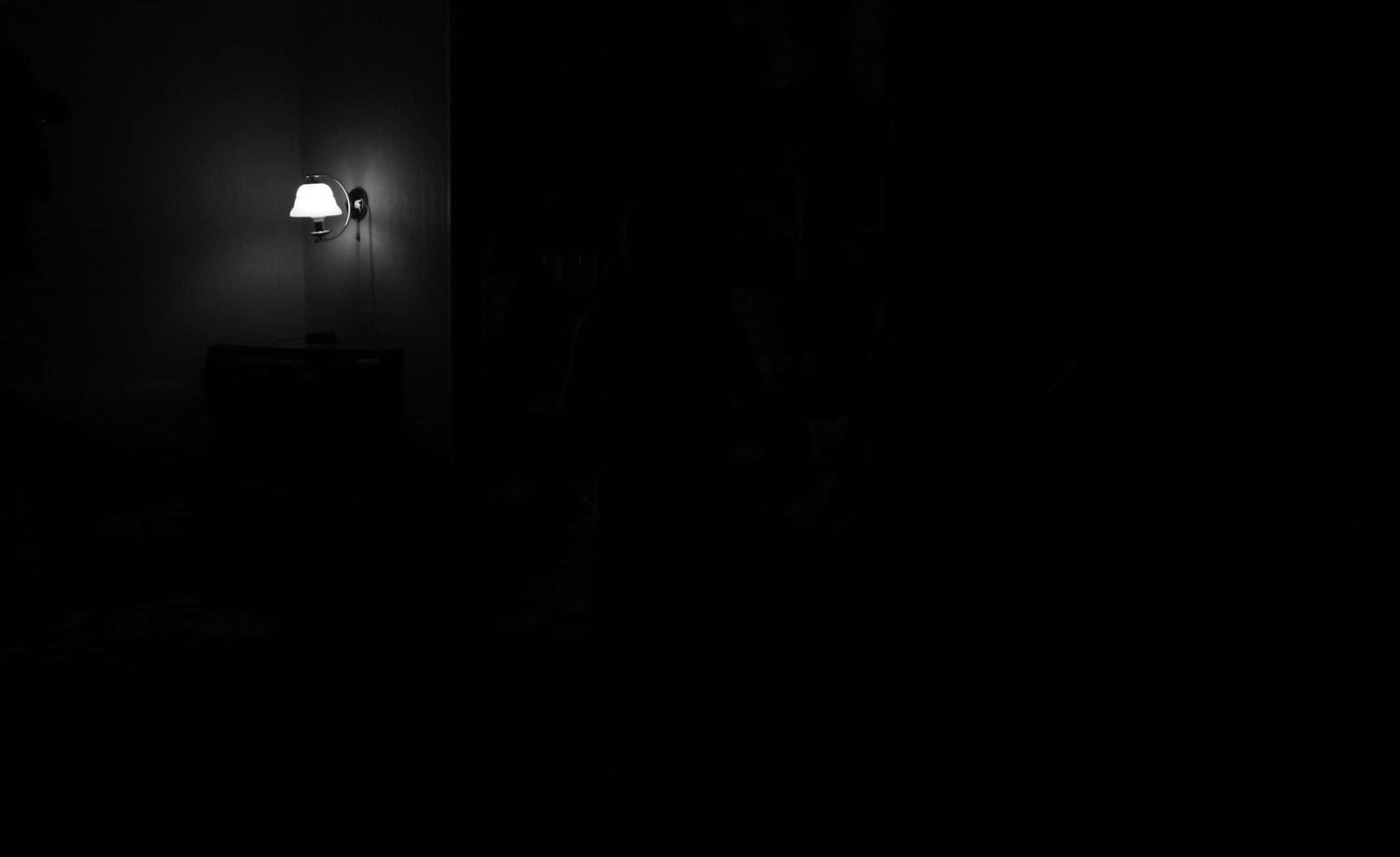 Dark Corner, wall-mounted lamp, pitch-black room, 2K Desktop Wallpaper