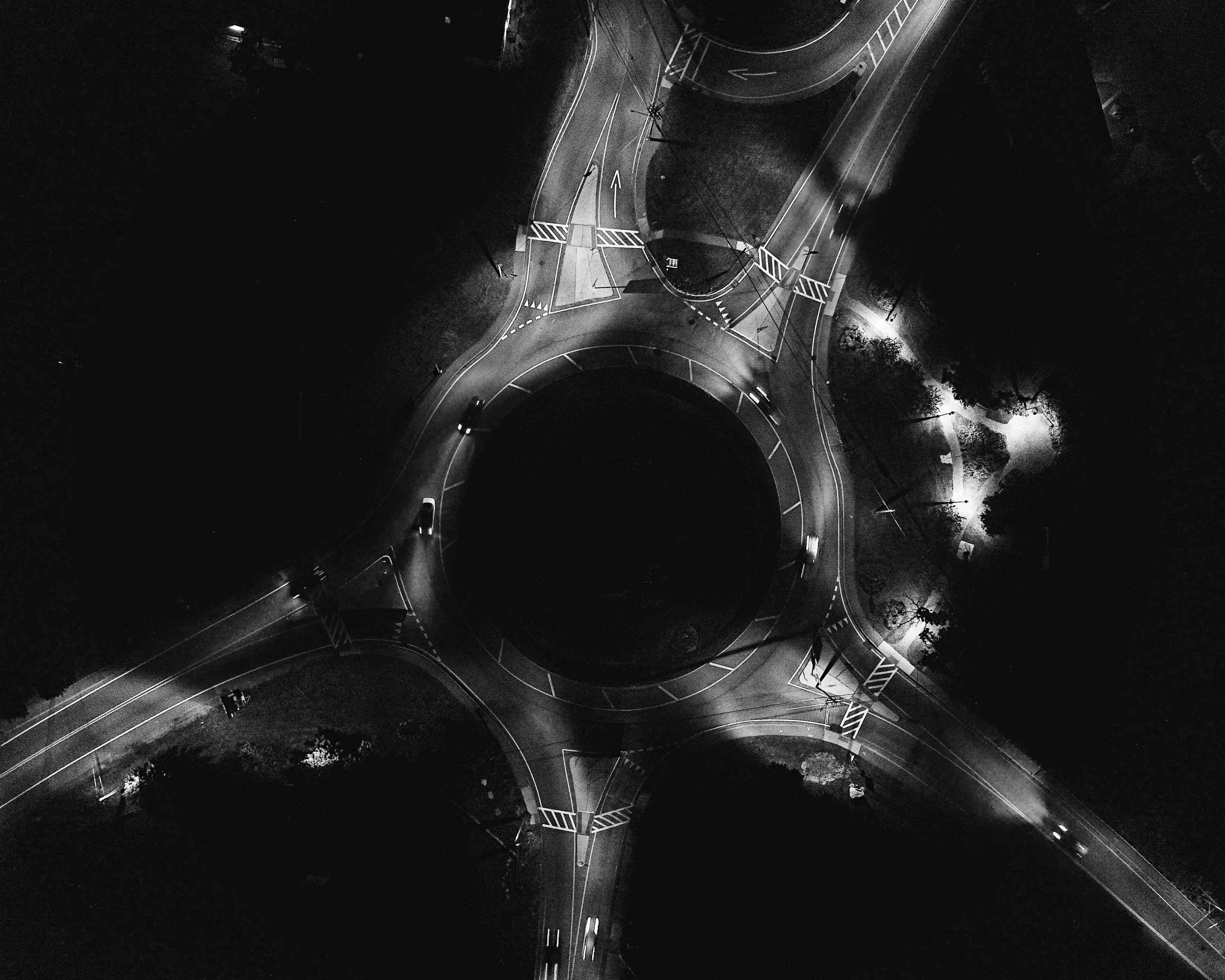 Dark Crossroad, circular road intersection, glowing car headlights, 2K Desktop Wallpaper