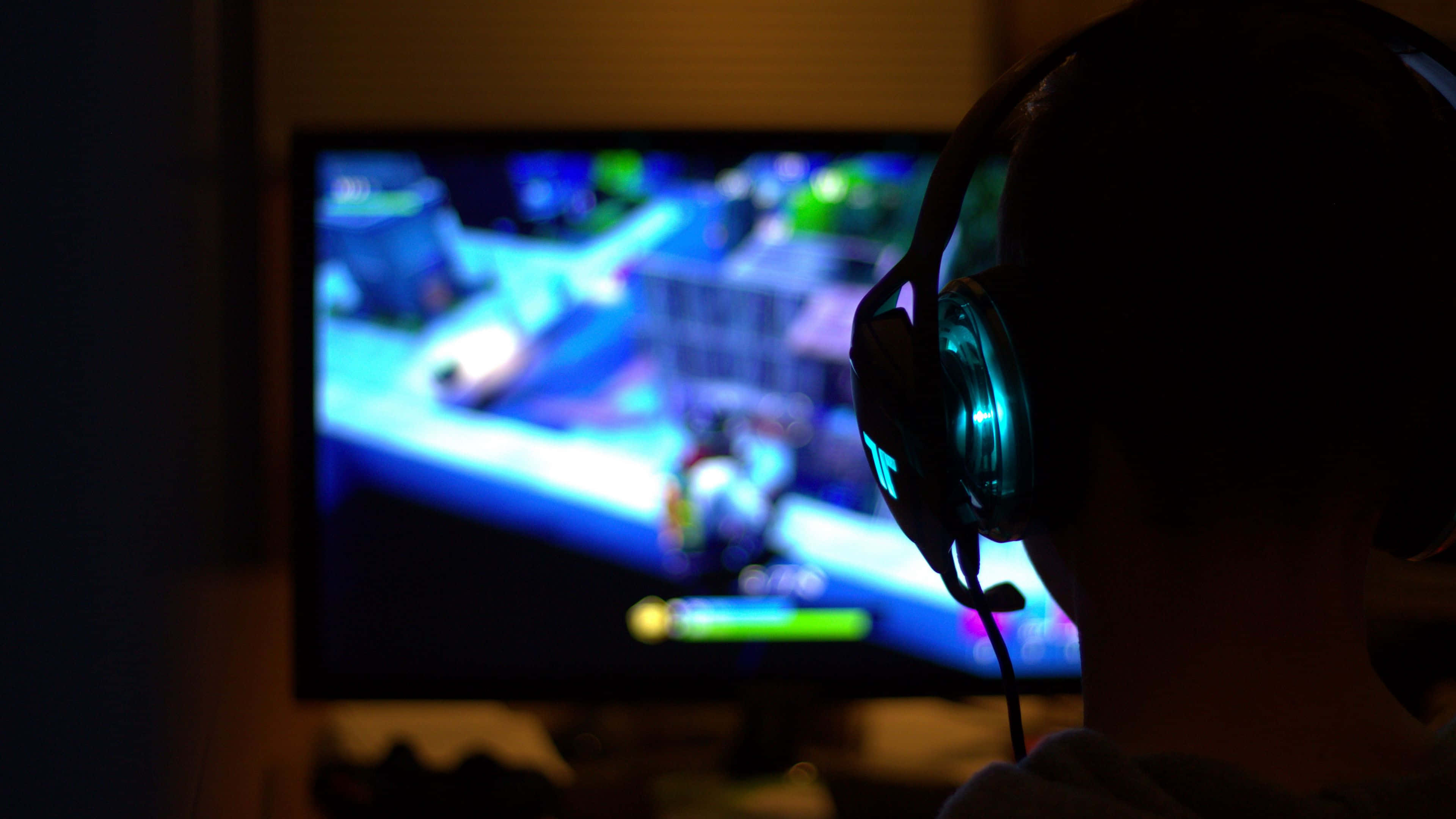 Dark Gaming, vibrant blue, glowing headphones, 4K Desktop Wallpaper