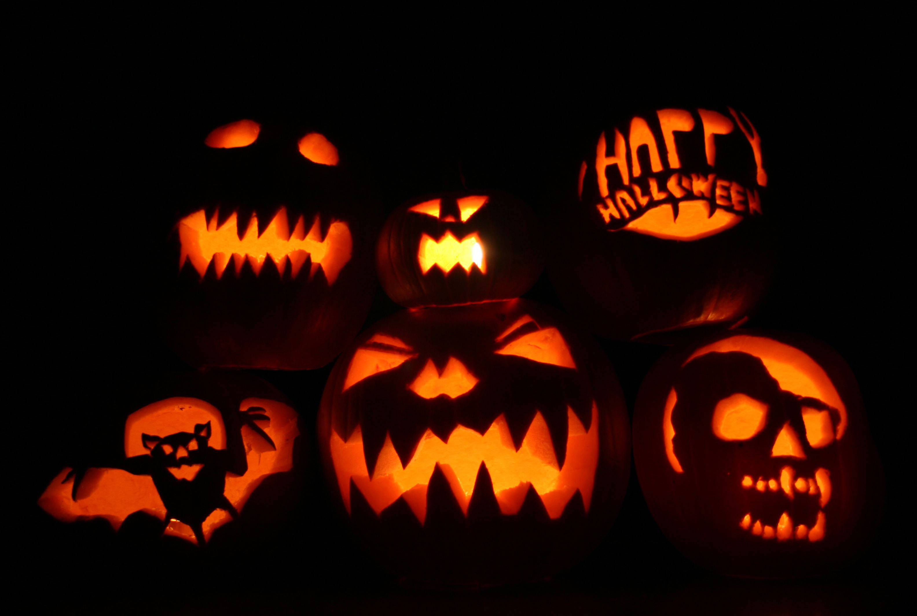 Dark Halloween, jack-o'-lanterns, menacing faces, 2K Desktop Wallpaper