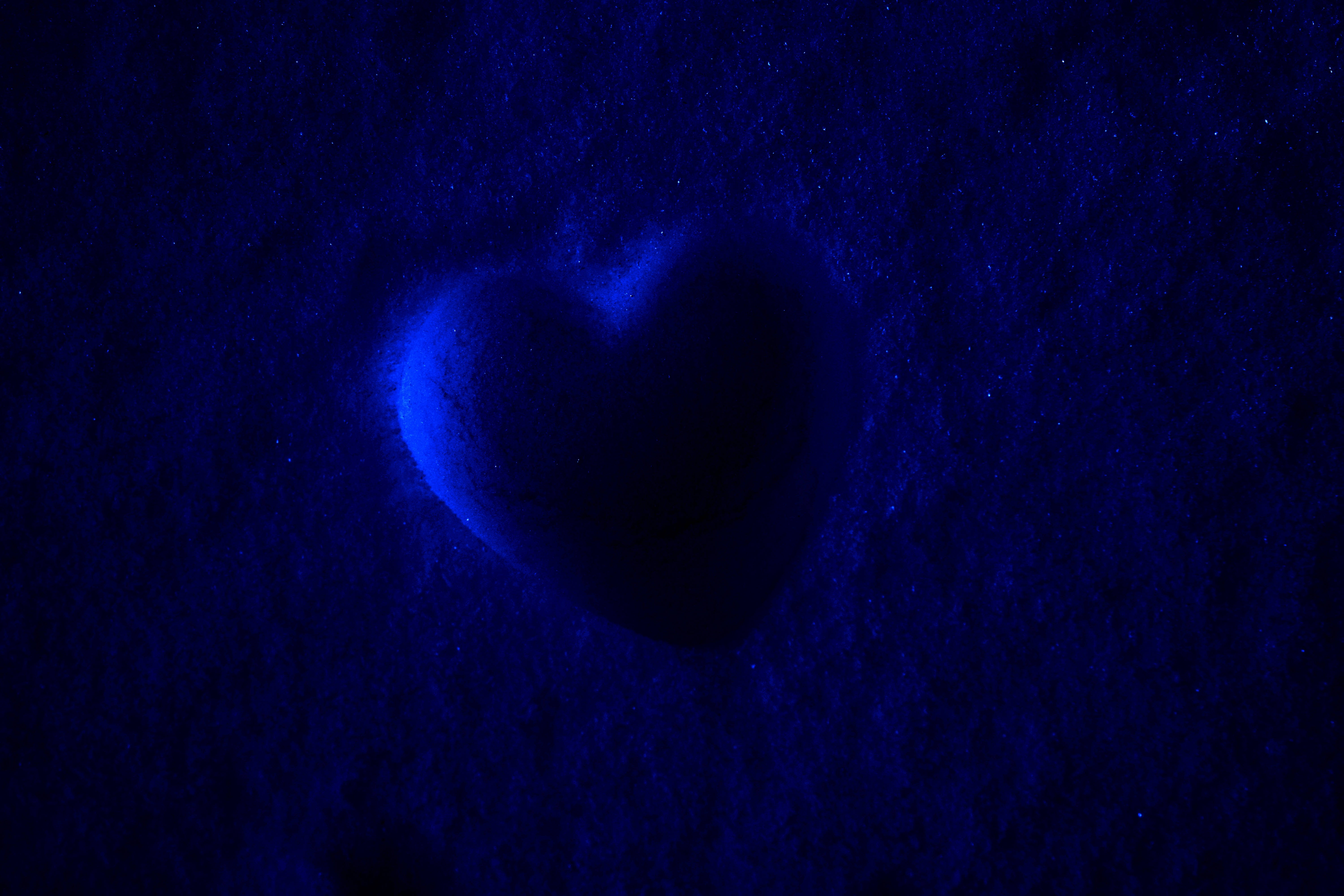 dark blue heart, glowing blue heart, dark textured sand, 5K Desktop Wallpaper