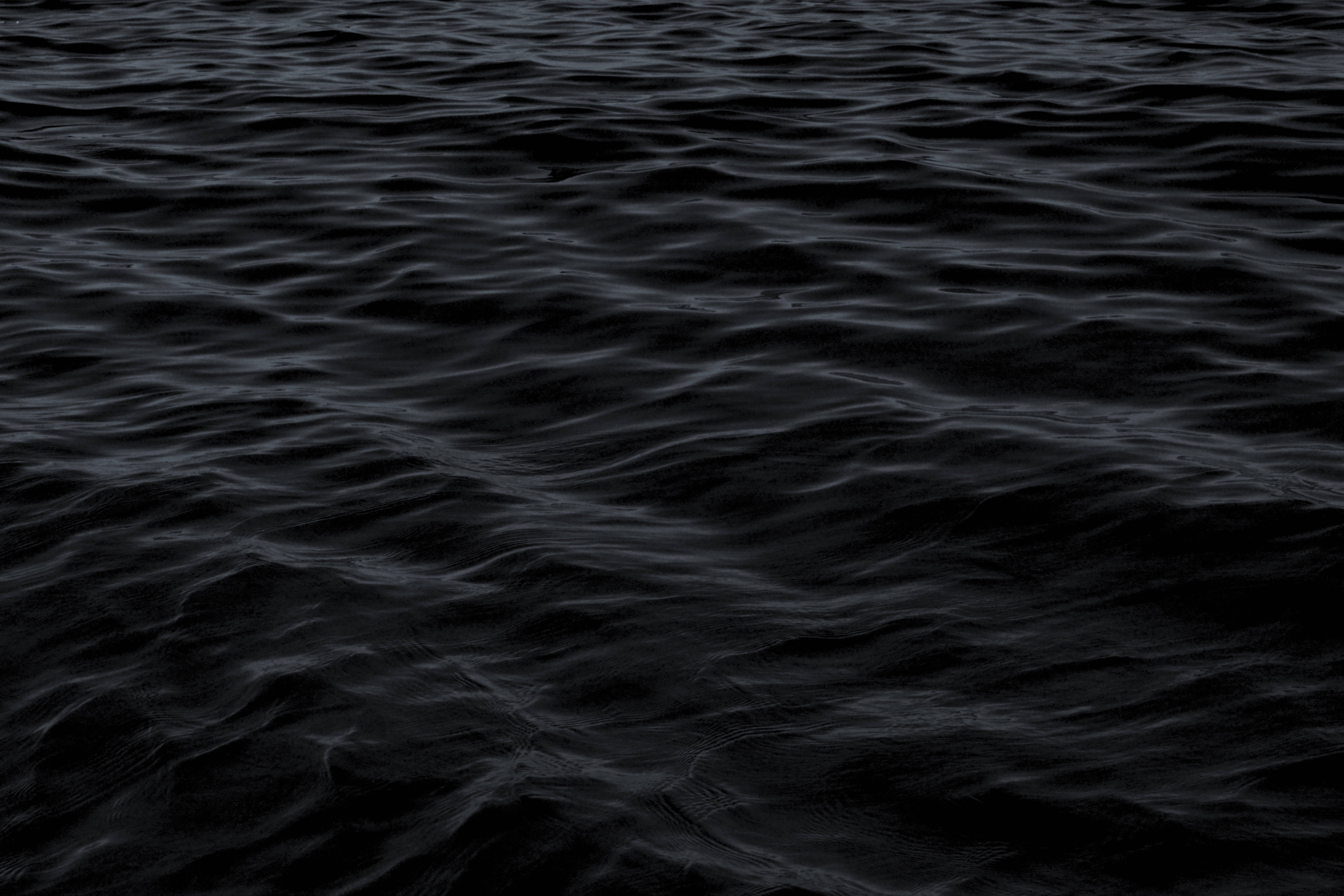 Dark Laptop Beach Waves, rippling water surface, subtle texture, 5K Desktop Wallpaper