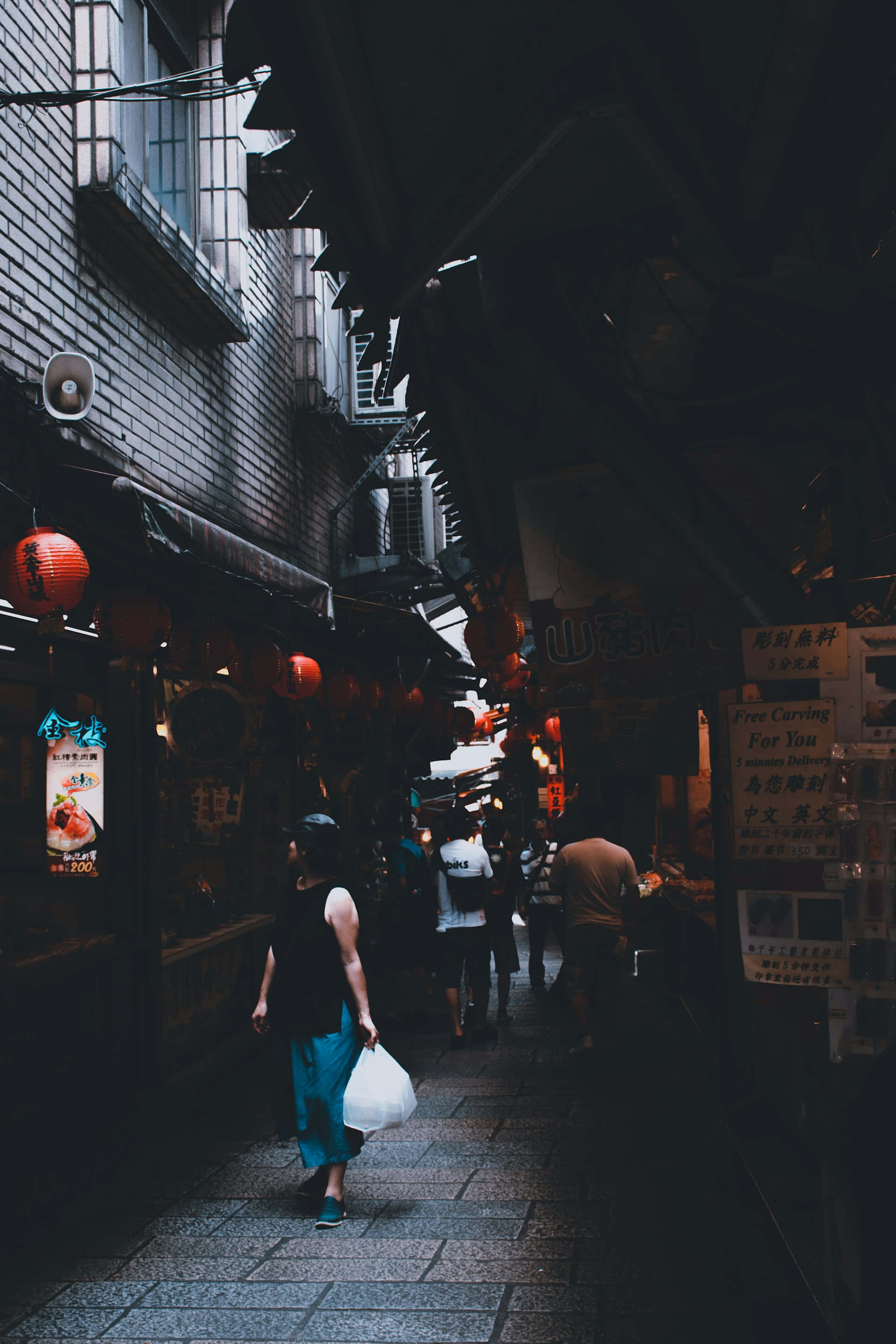 Dark Alley Market Mood, narrow dimly lit alleyway, hanging red lanterns, 2K Phone Wallpaper