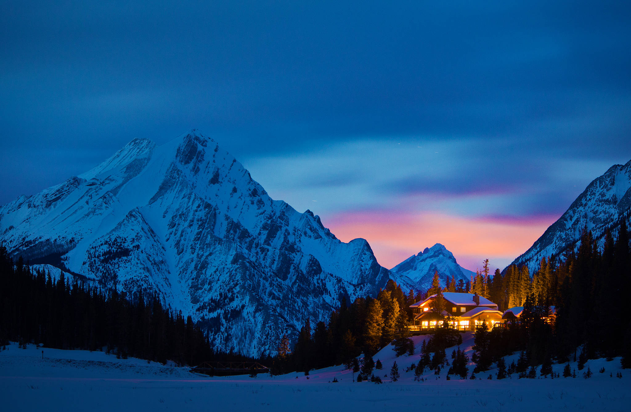 Night Mountain 2048 x 1337, cabin, snowcapped mountains, Full HD Desktop Wallpaper