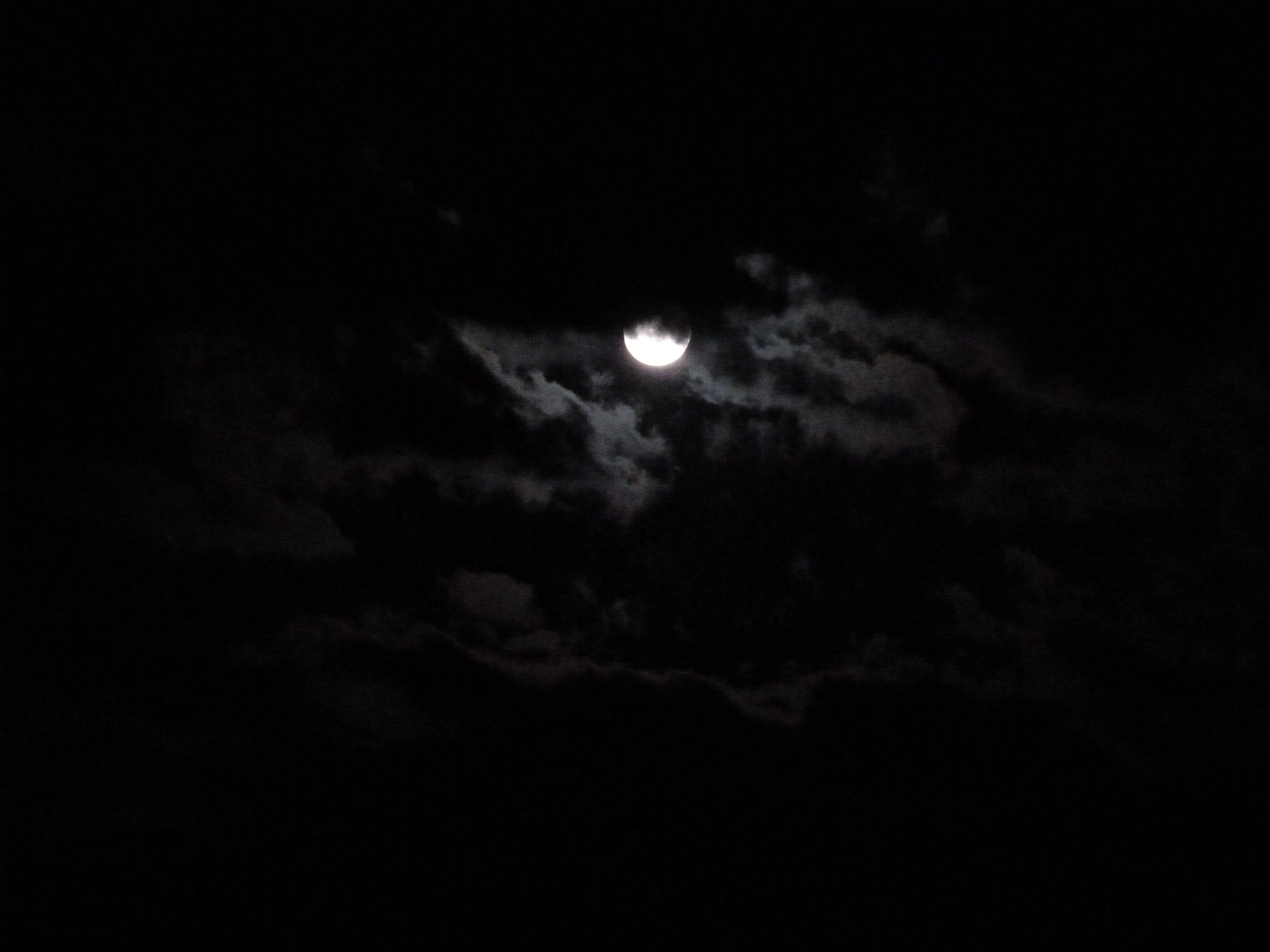 Dark Night, crescent moon, wispy clouds, 4K Desktop Wallpaper