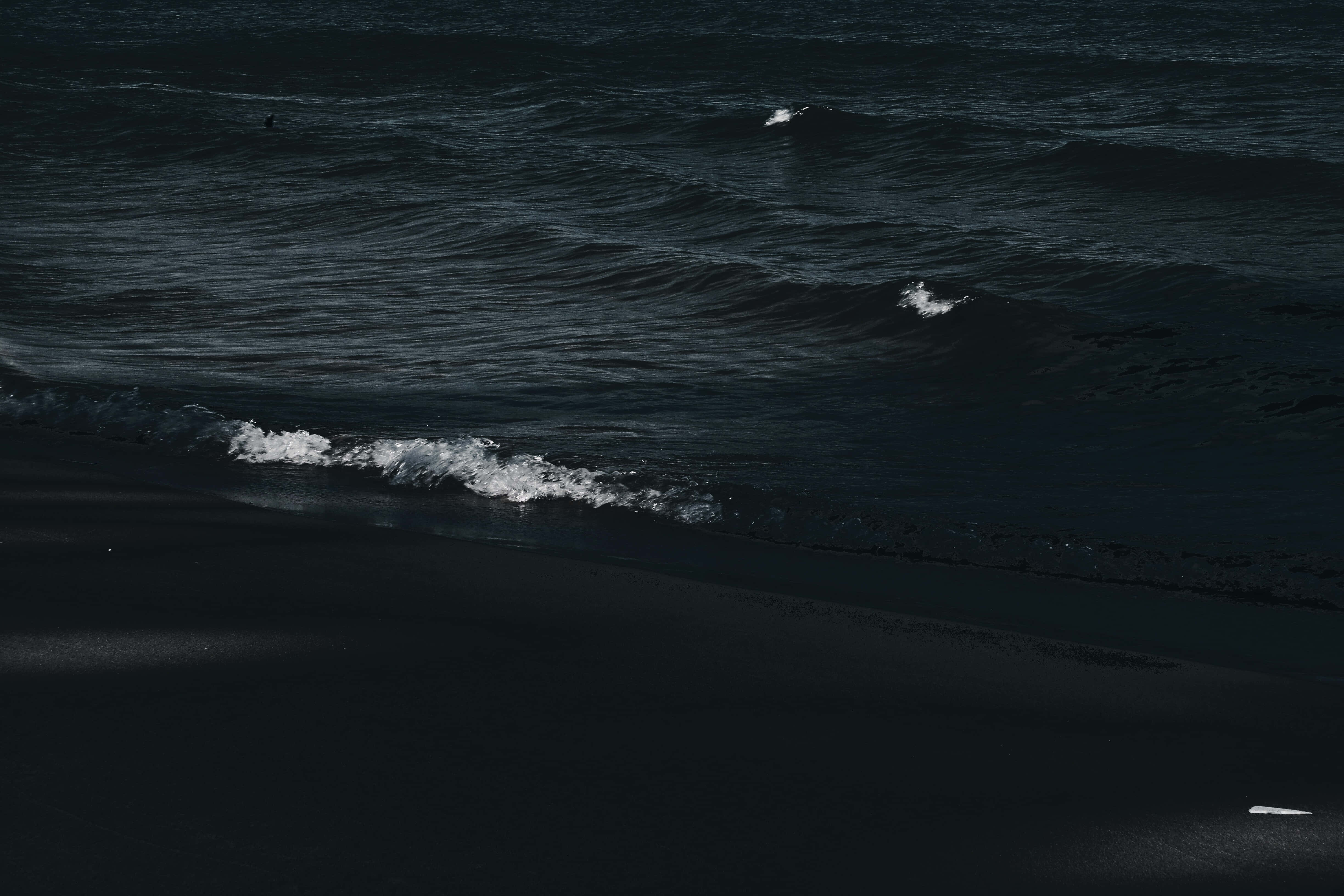 Dark Ocean, black volcanic beach, moody twilight lighting, 4K Desktop Wallpaper