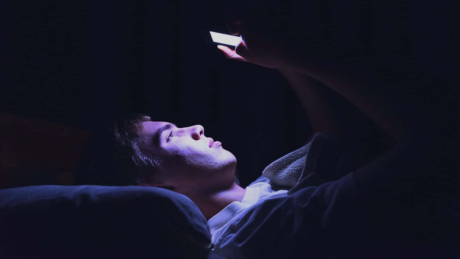 dark room, smartphone, bed, HD Desktop Wallpaper