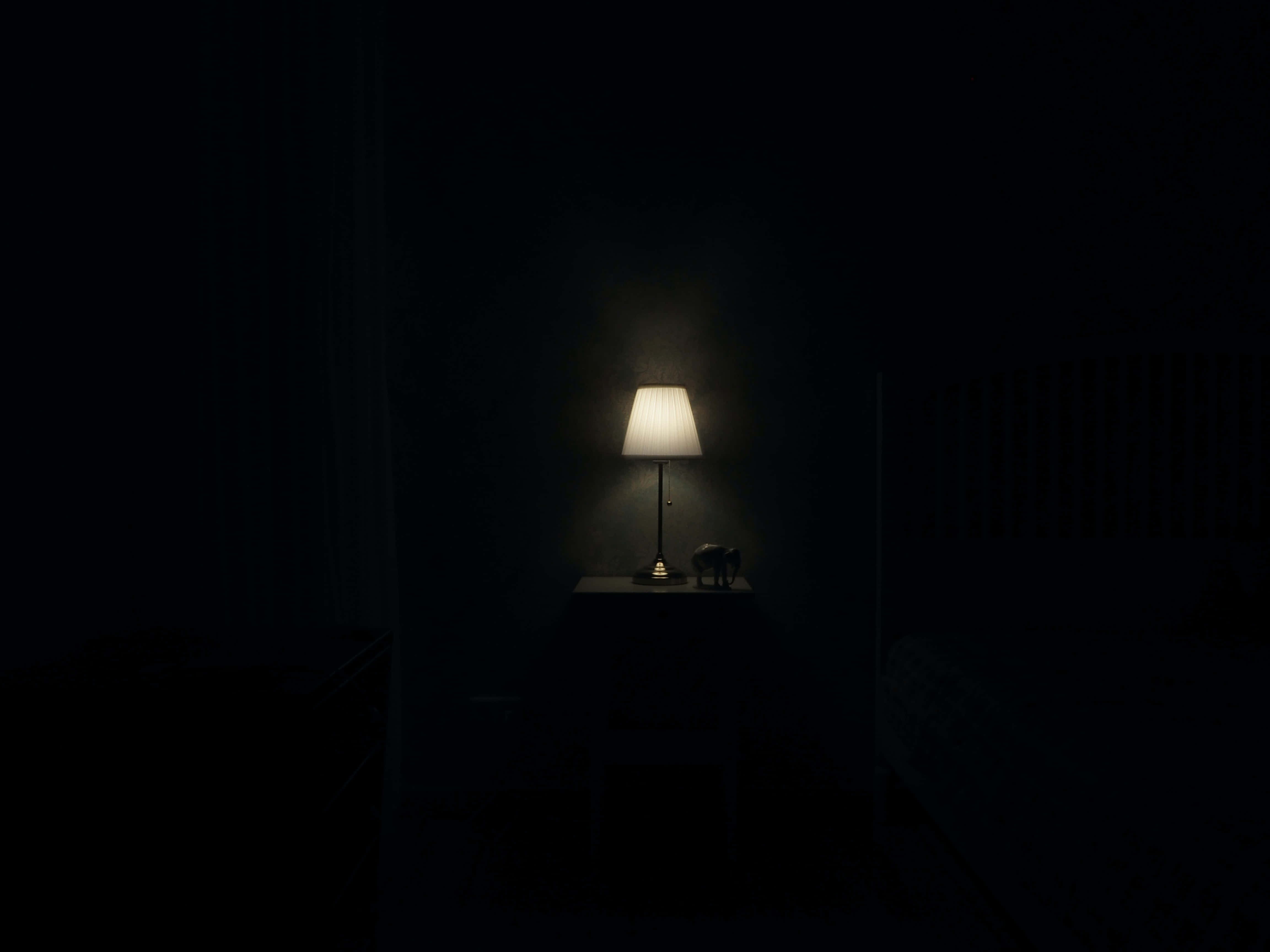 Dark Room, lamp, warm glow, 4K Desktop Wallpaper