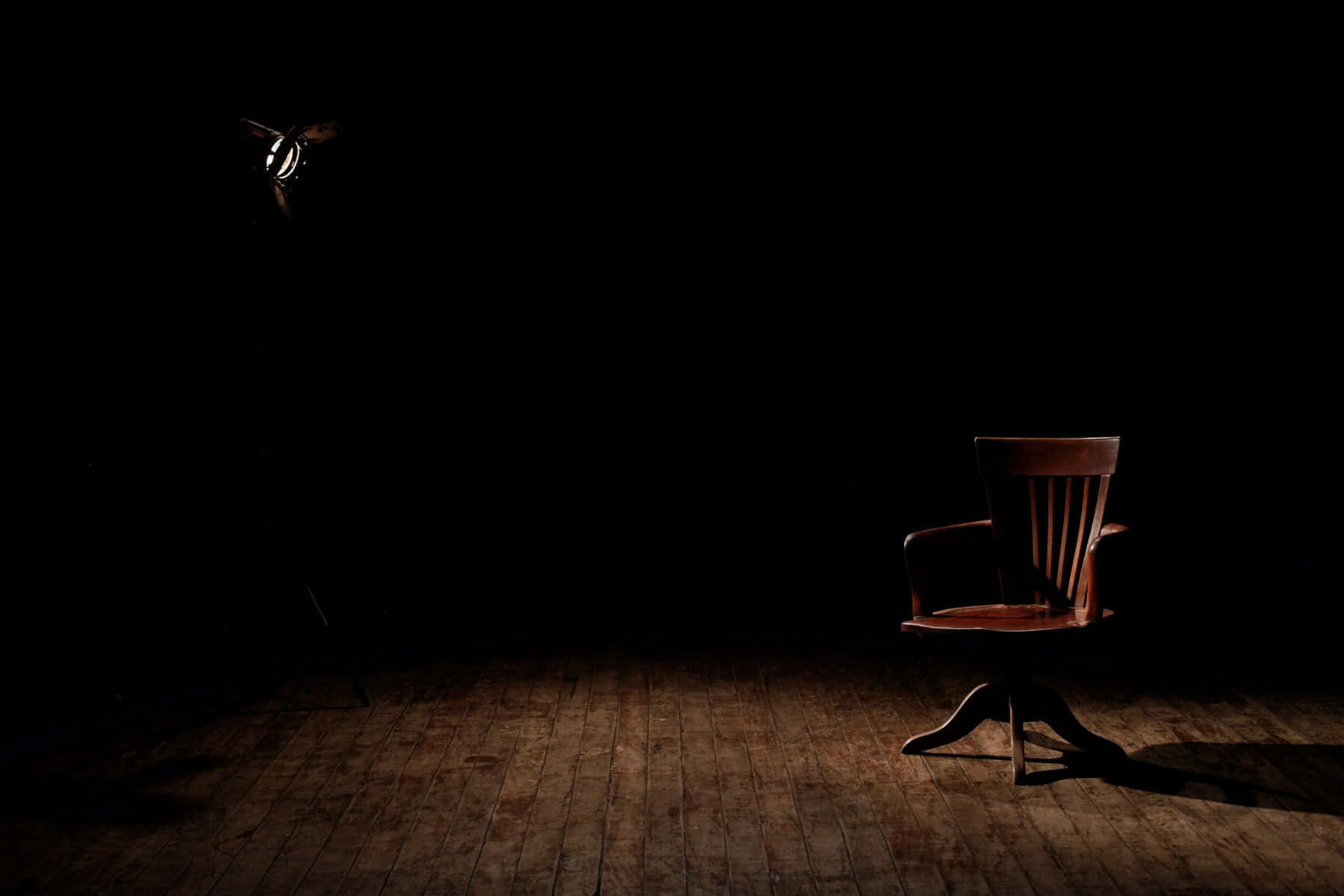 Dark Room, wooden chair, spotlight, HD Desktop Wallpaper