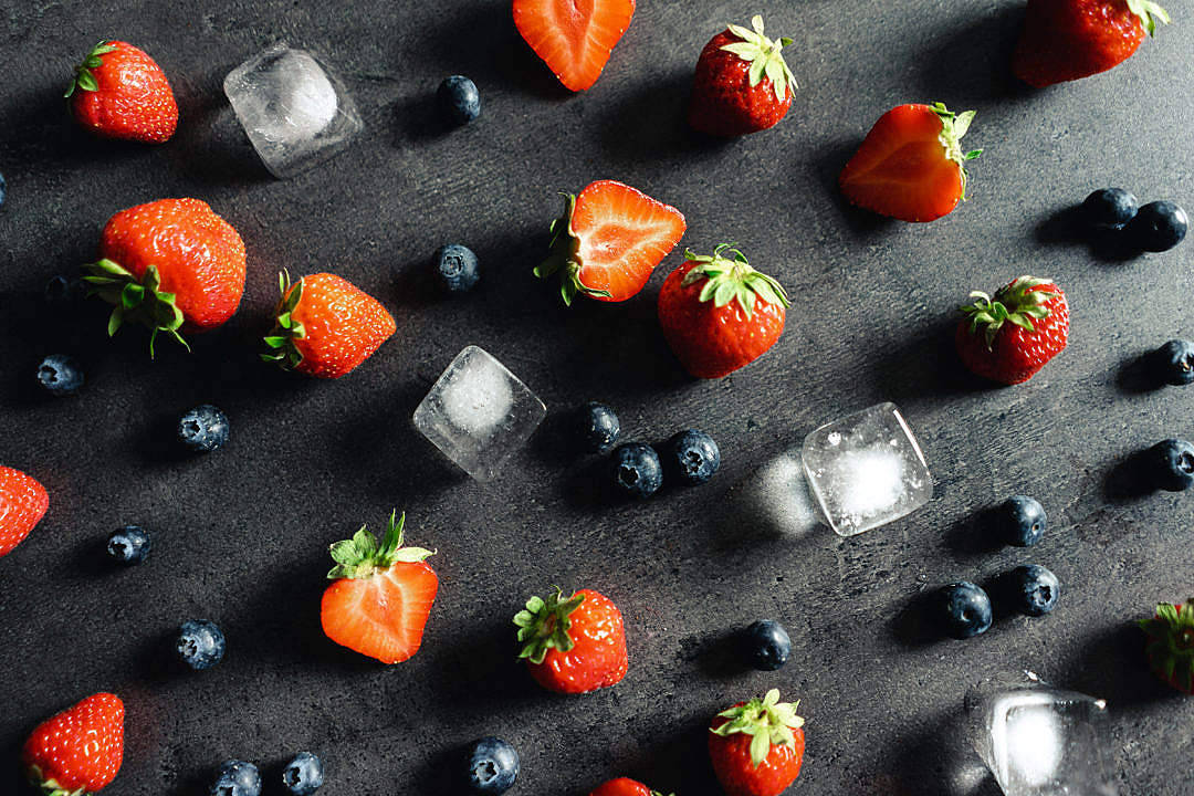 Dark Theme, strawberries, blueberries, SD Desktop Wallpaper