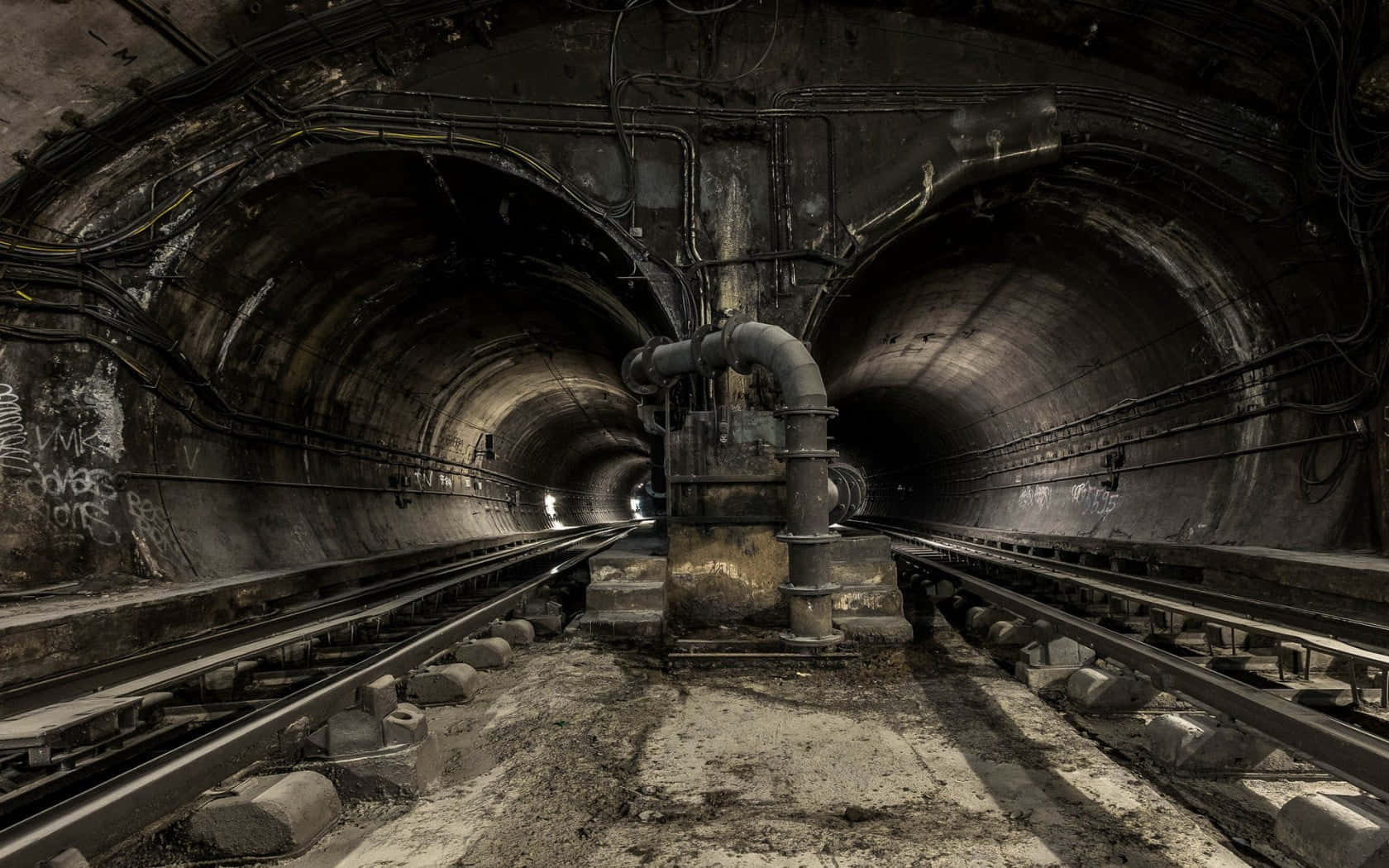 Dark Underground, abandoned subway tunnel, rusted tracks, HD Desktop Wallpaper