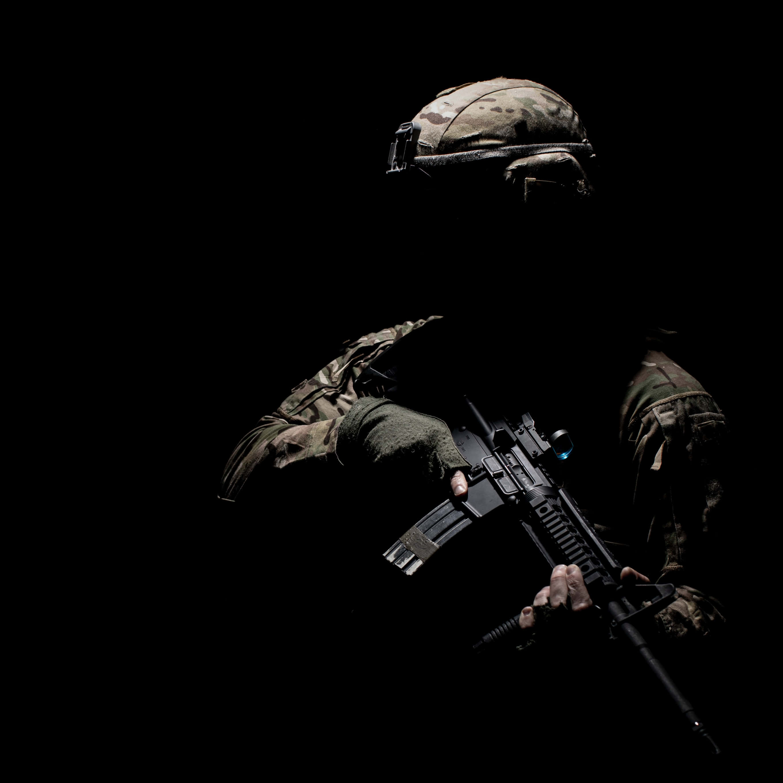 Dark War, camouflage gear, assault rifle, 2K Desktop Wallpaper
