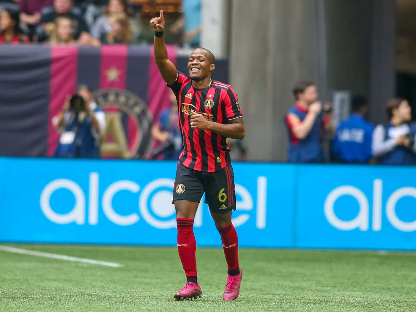 Darlington Nagbe, red and black stripes, vibrant green pitch, HD Desktop Wallpaper
