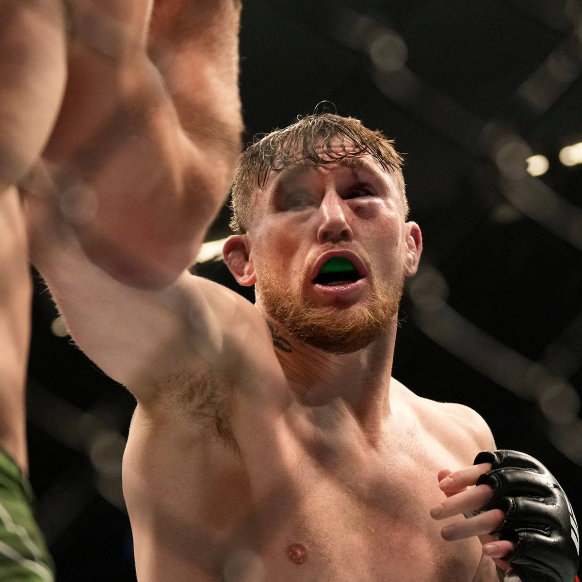 Darren Till, mid punch, bloody eye, SD Desktop Wallpaper
