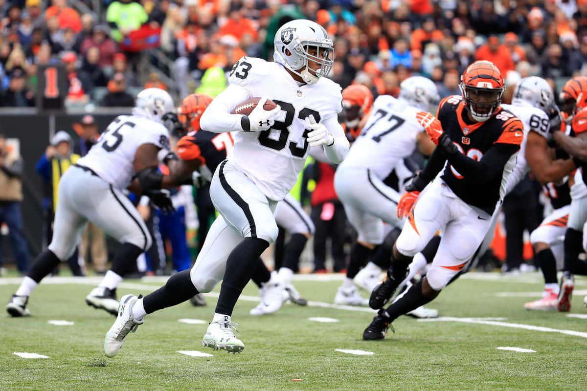 Darren Waller, white uniform, green field, SD Desktop Wallpaper