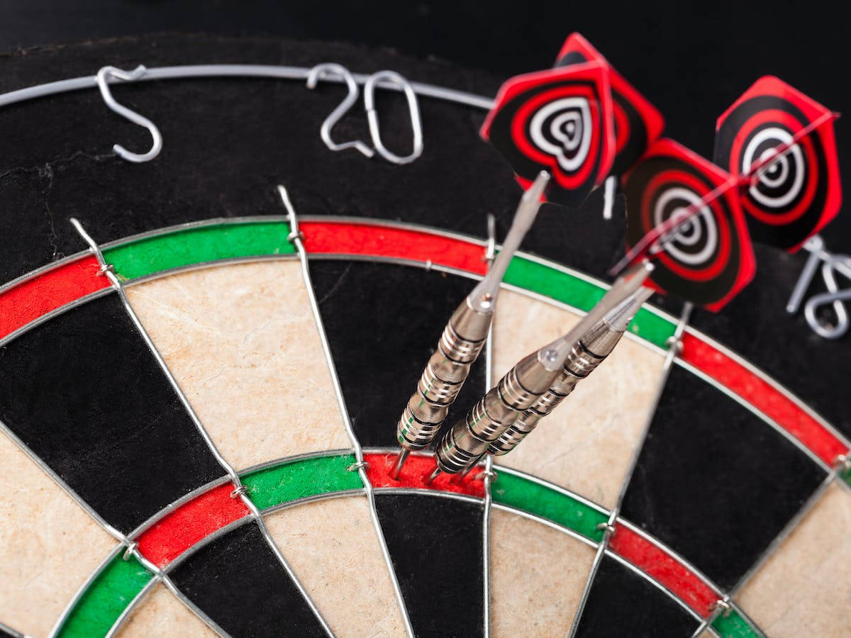 dartboard, three red arrow darts, red heart-shaped flights, SD Desktop Wallpaper