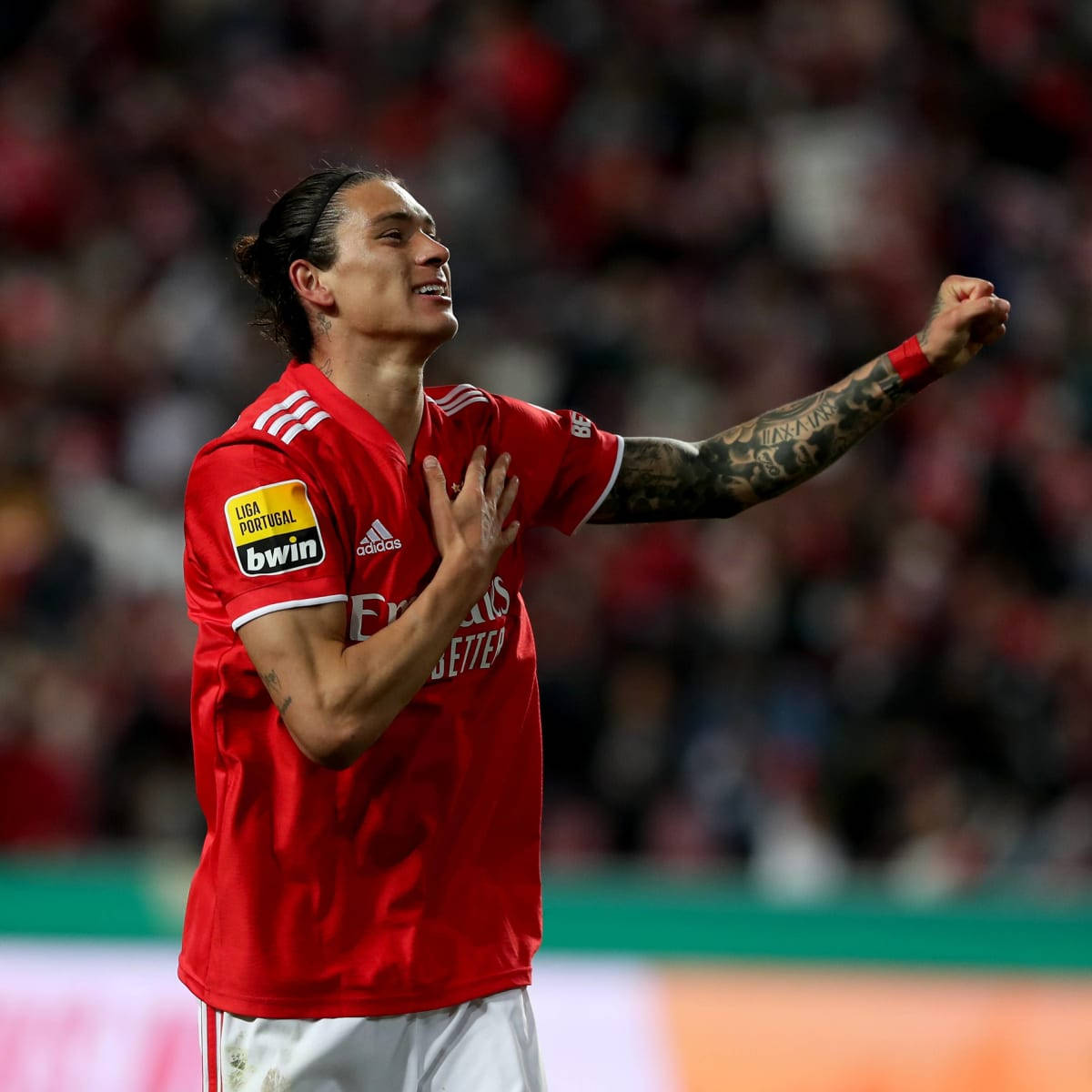 Darwin Núñez, red jersey, raised fist, SD Desktop Wallpaper