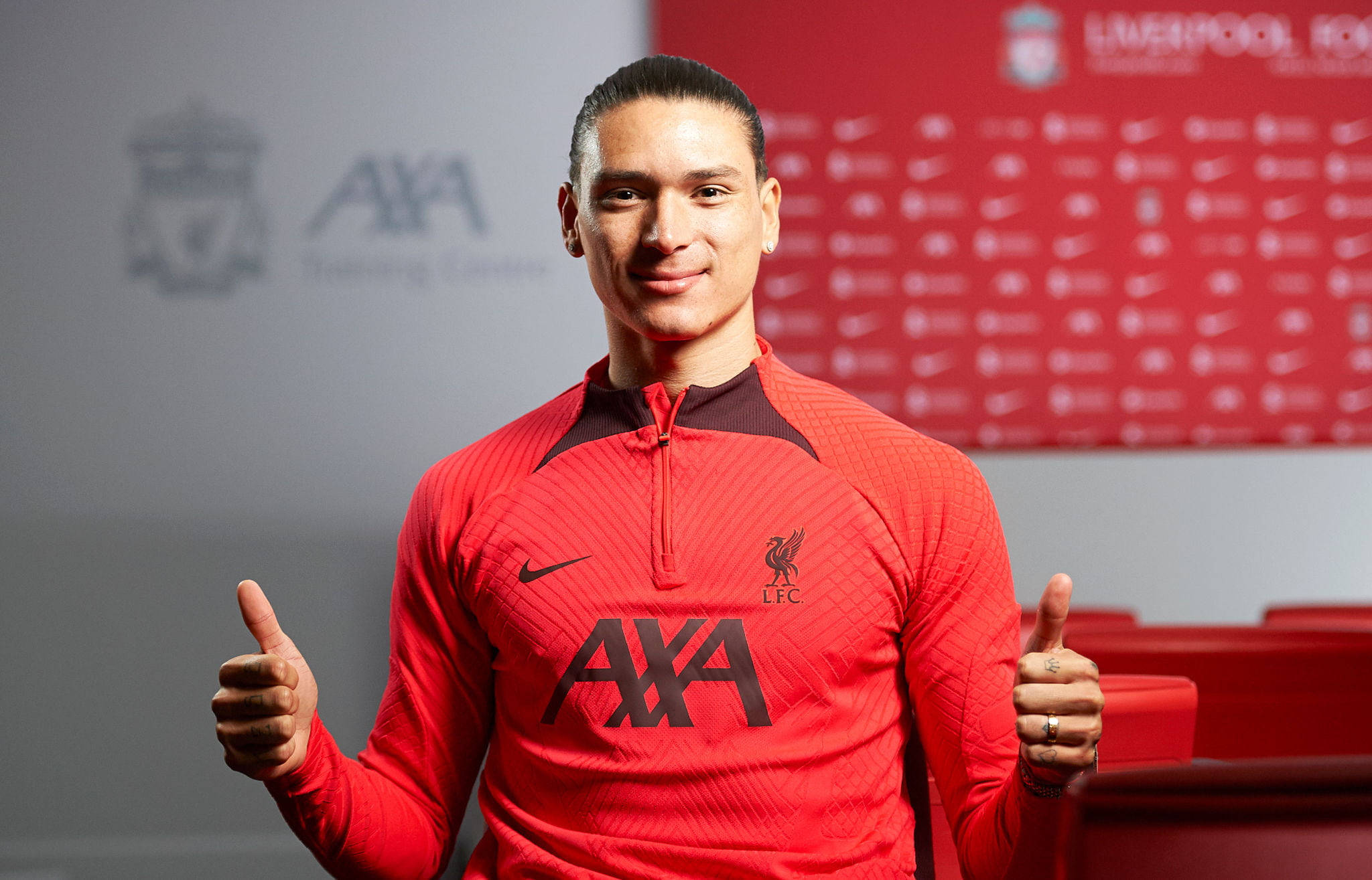 Darwin Núñez, red Liverpool training kit, two thumbs up gesture, Full HD Desktop Wallpaper