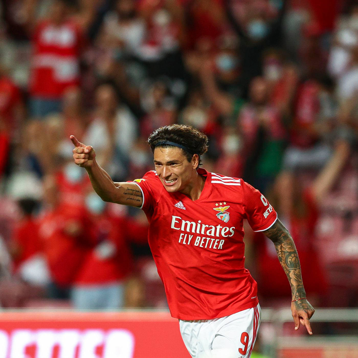 Darwin Núñez, red jersey, stadium, HD Desktop Wallpaper
