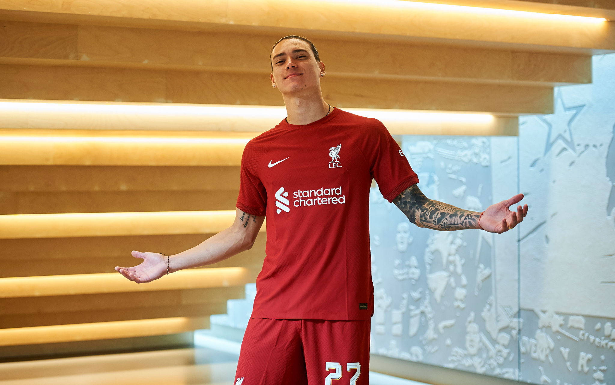 Darwin Núñez, red Liverpool kit, warm wooden stairs, Full HD Desktop Wallpaper