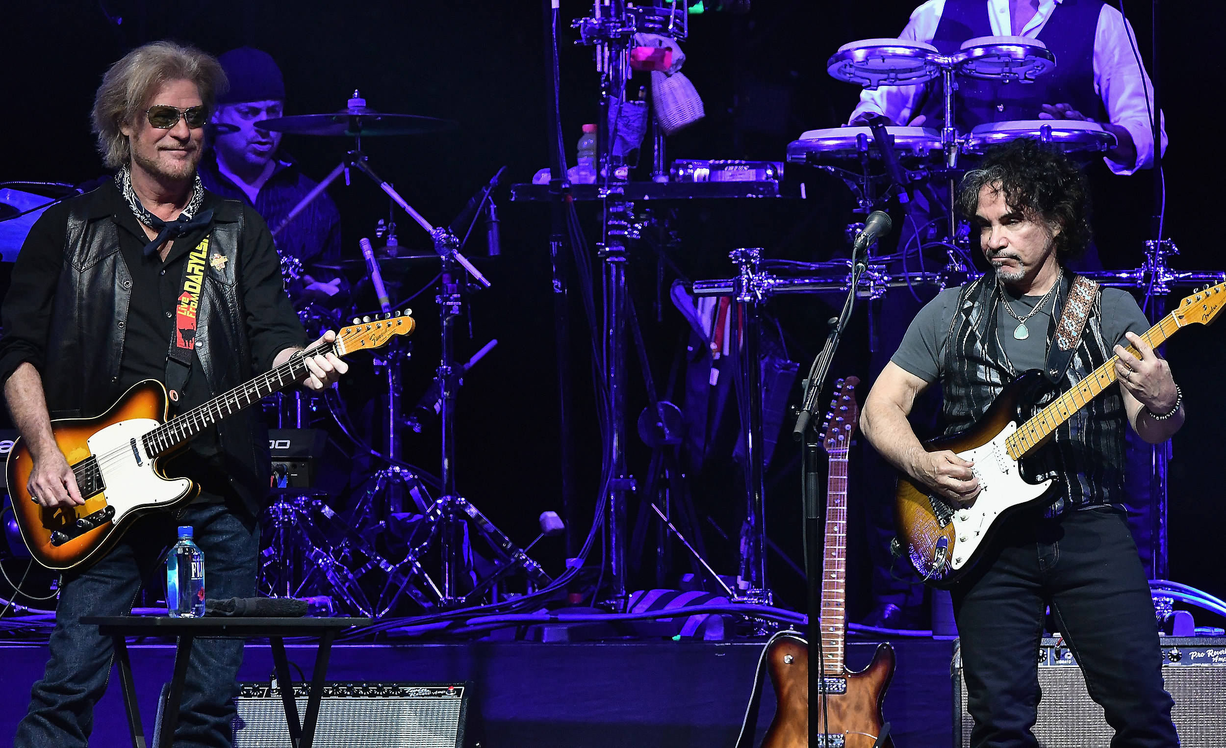 Daryl Hall John Oates, dimly lit stage, purple lights, Full HD Desktop Wallpaper
