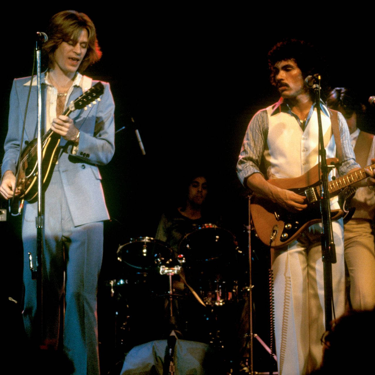 Daryl Hall John Oates, 70s attire, electric guitars, SD Desktop Wallpaper