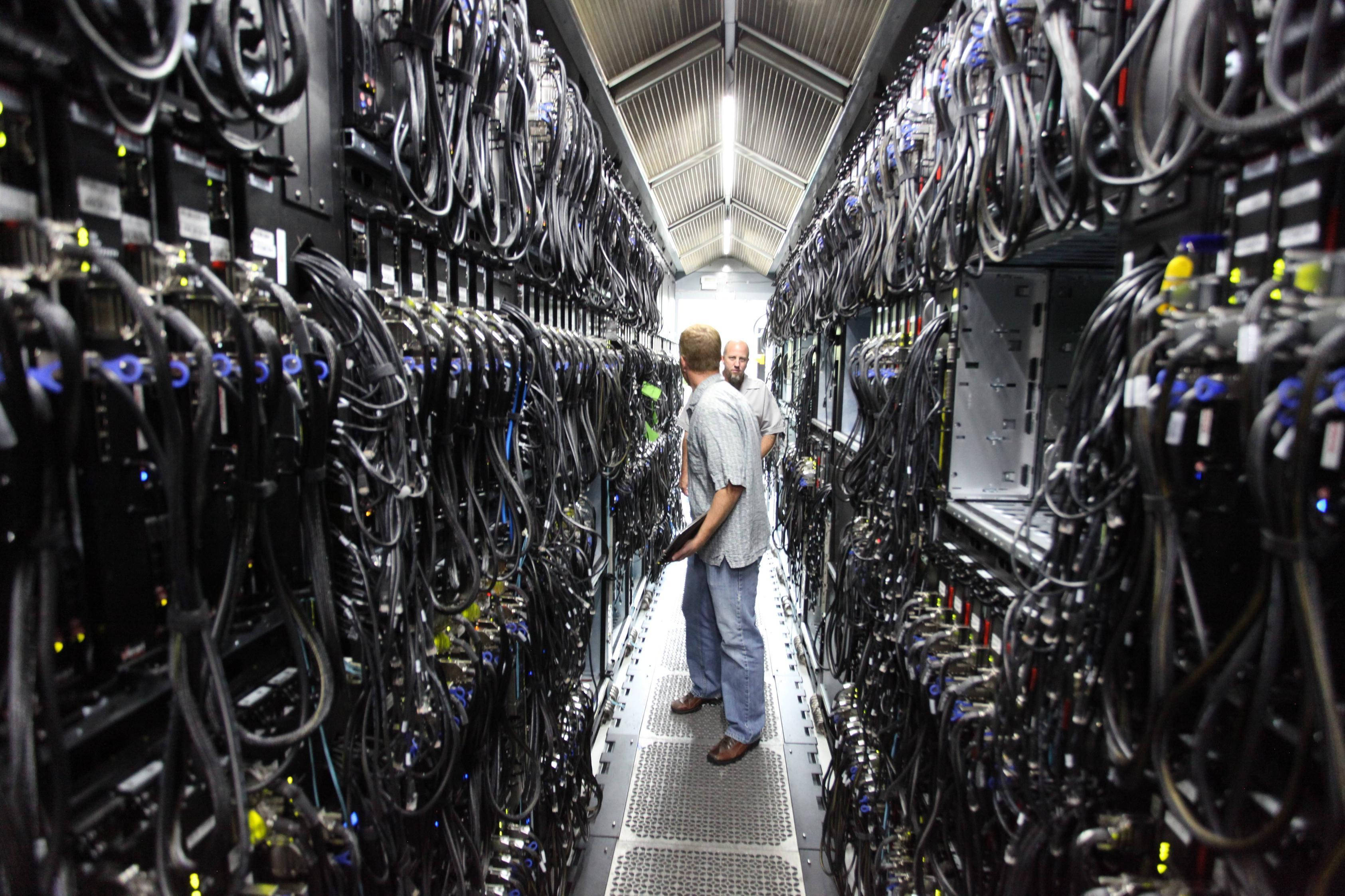 data center, server racks, technicians, 2K Desktop Wallpaper