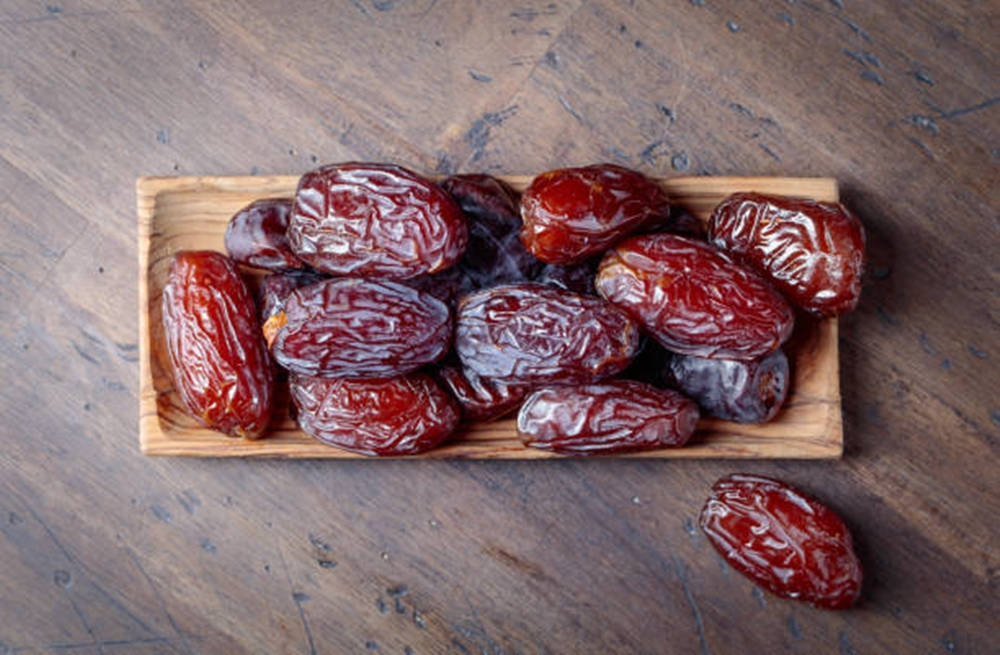 dried dates, wooden tray, rustic weathered wood surface, SD Desktop Wallpaper