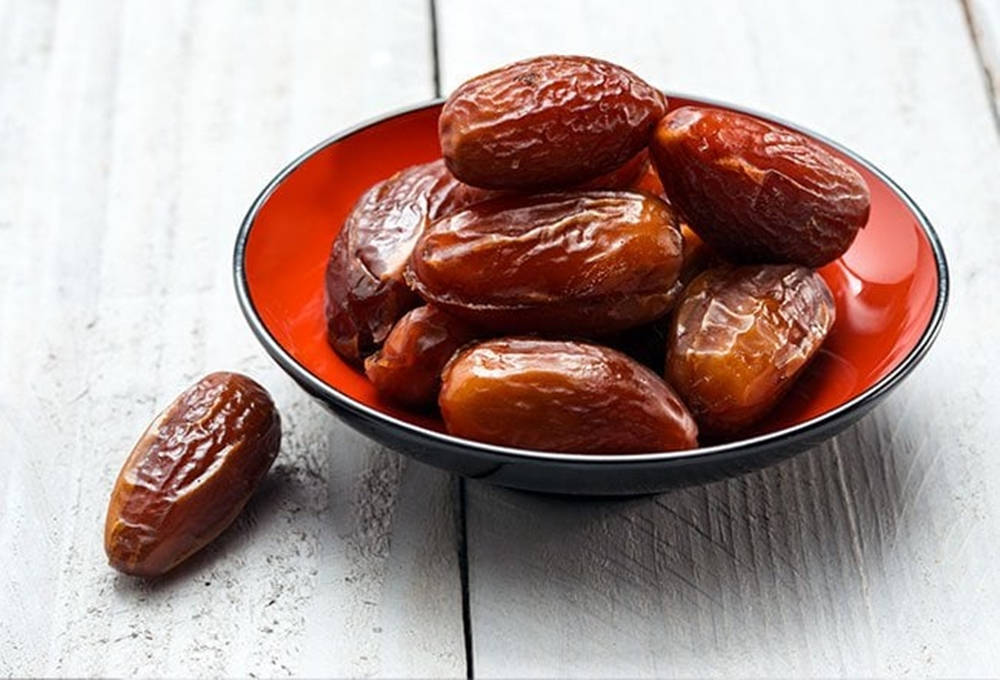 mini red bowl, plump brown dates, weathered white wooden surface, SD Desktop Wallpaper
